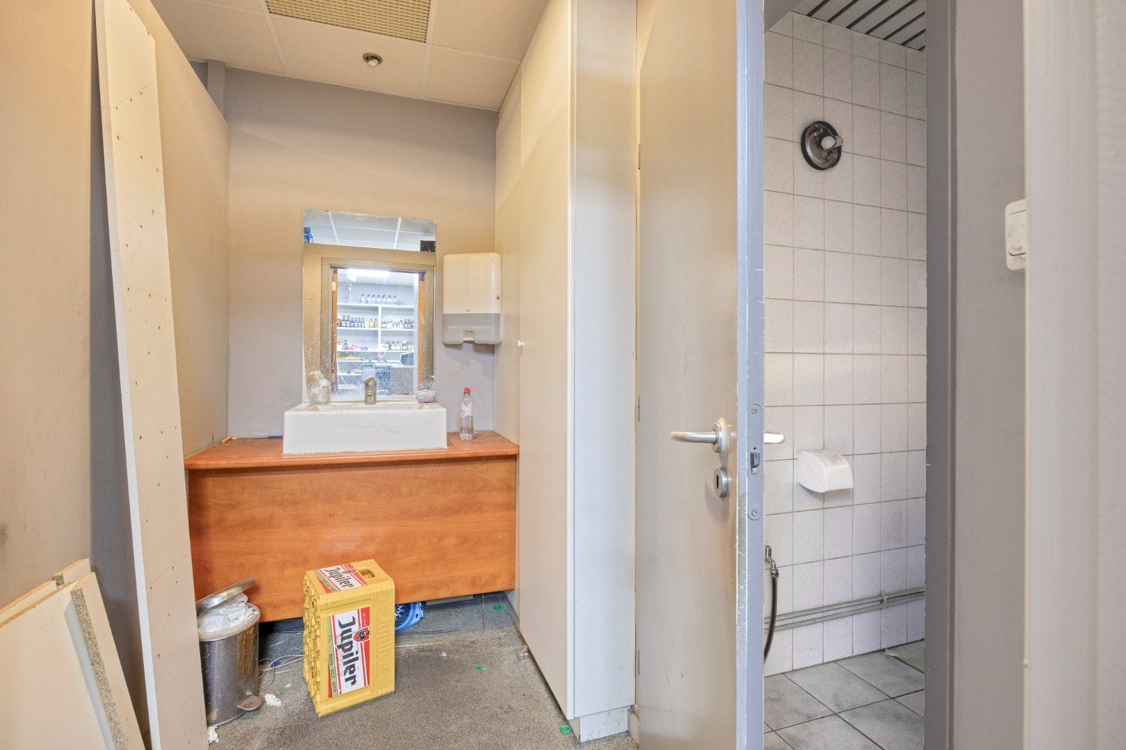 Uitstekend gelegen handelspand met meerdere mogelijkheden foto 9