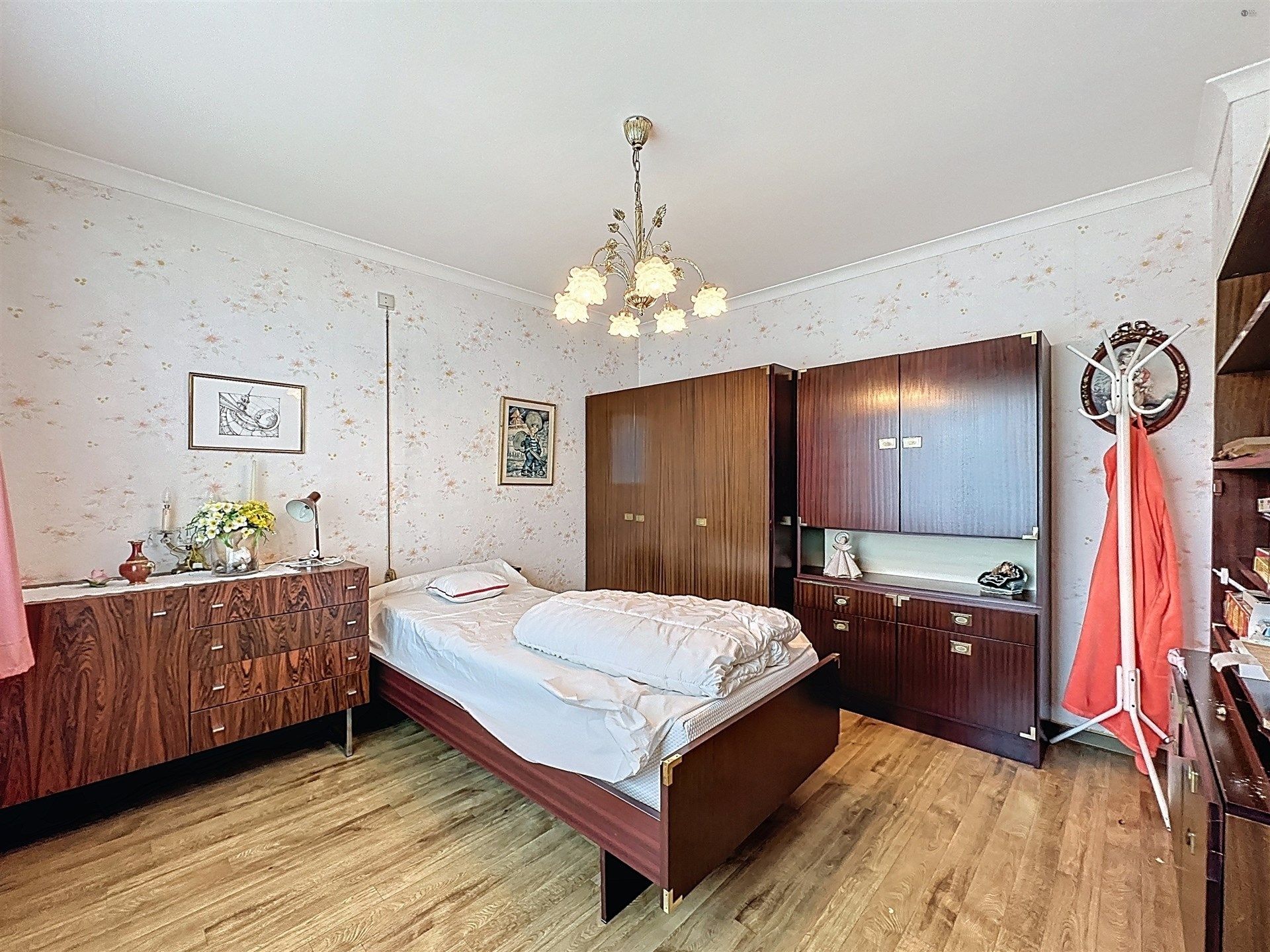 Instapklare gezinswoning met garage, 5 slaapkamers en gezellige tuin op 450m²! foto 13