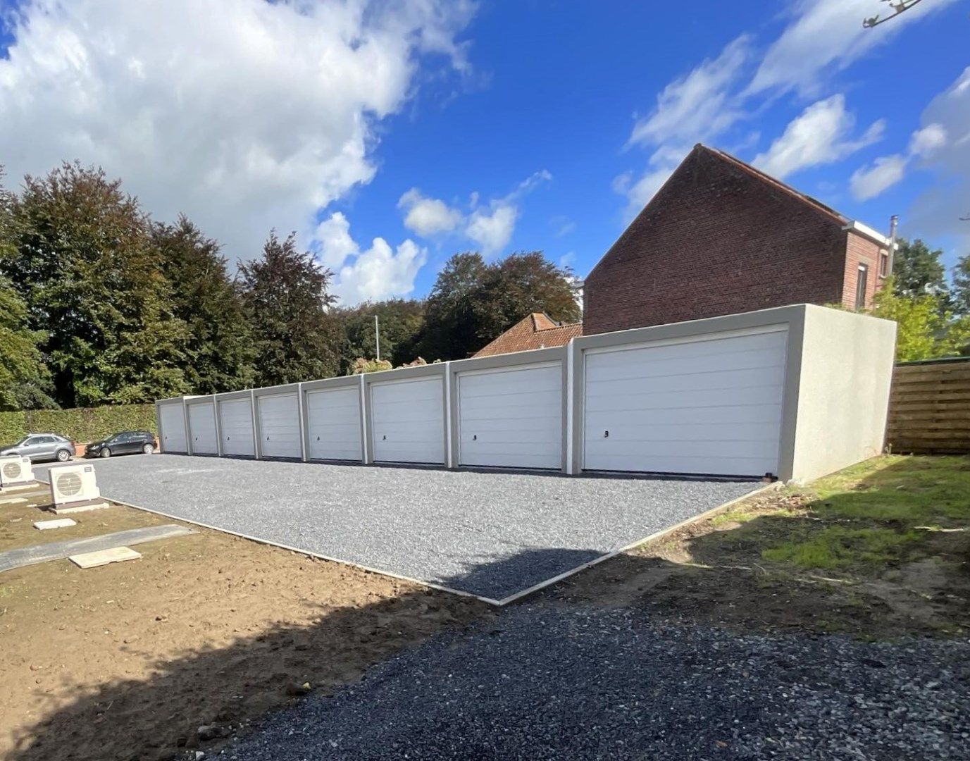 NIEUWE GARAGES GELEGEN IN DE DORPSKERN MEULEBEKE foto {{pictureIndex}}