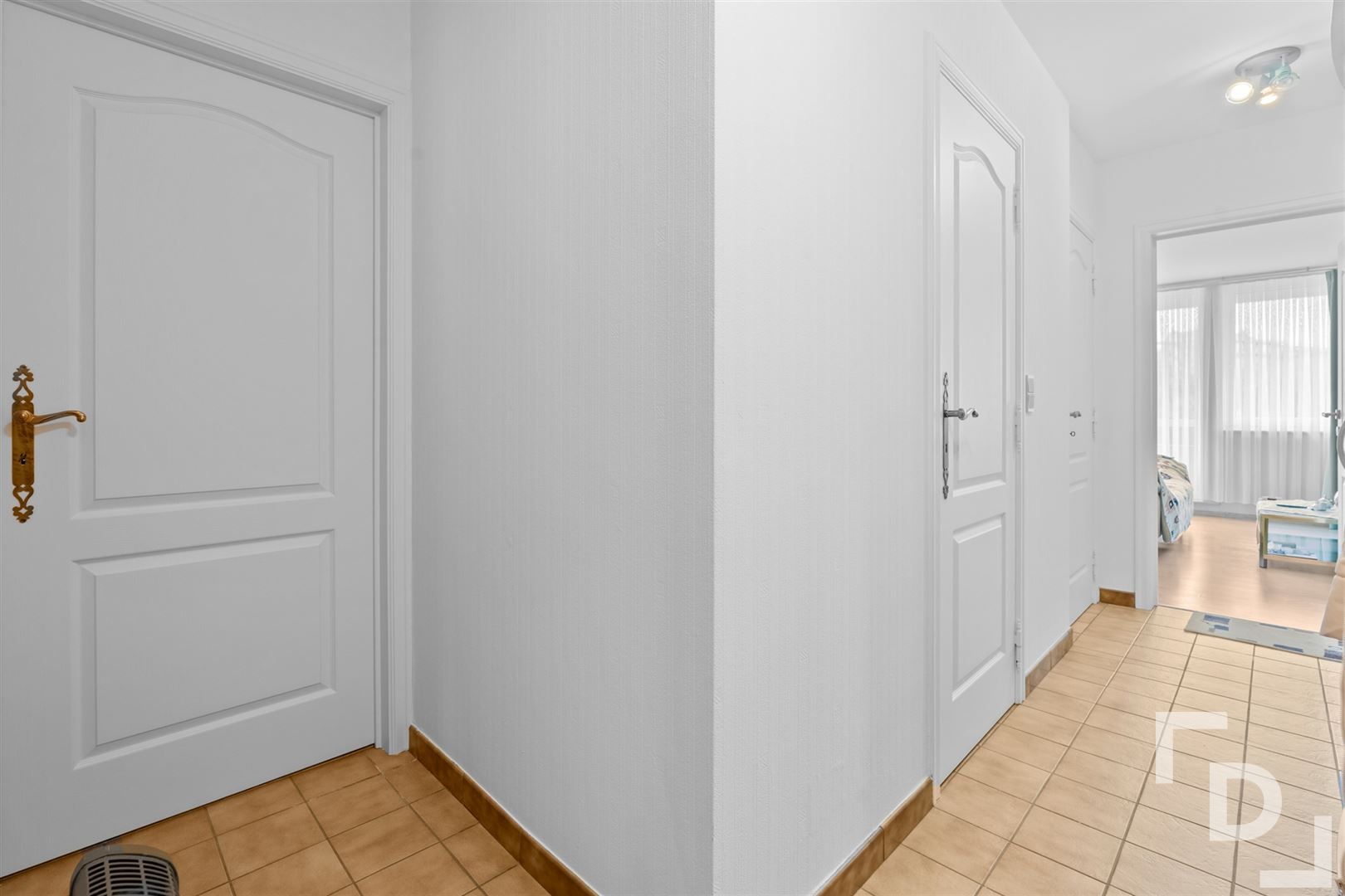 Ruim appartement met 3 slaapkamers en garage te koop in centrum Ieper. foto 12