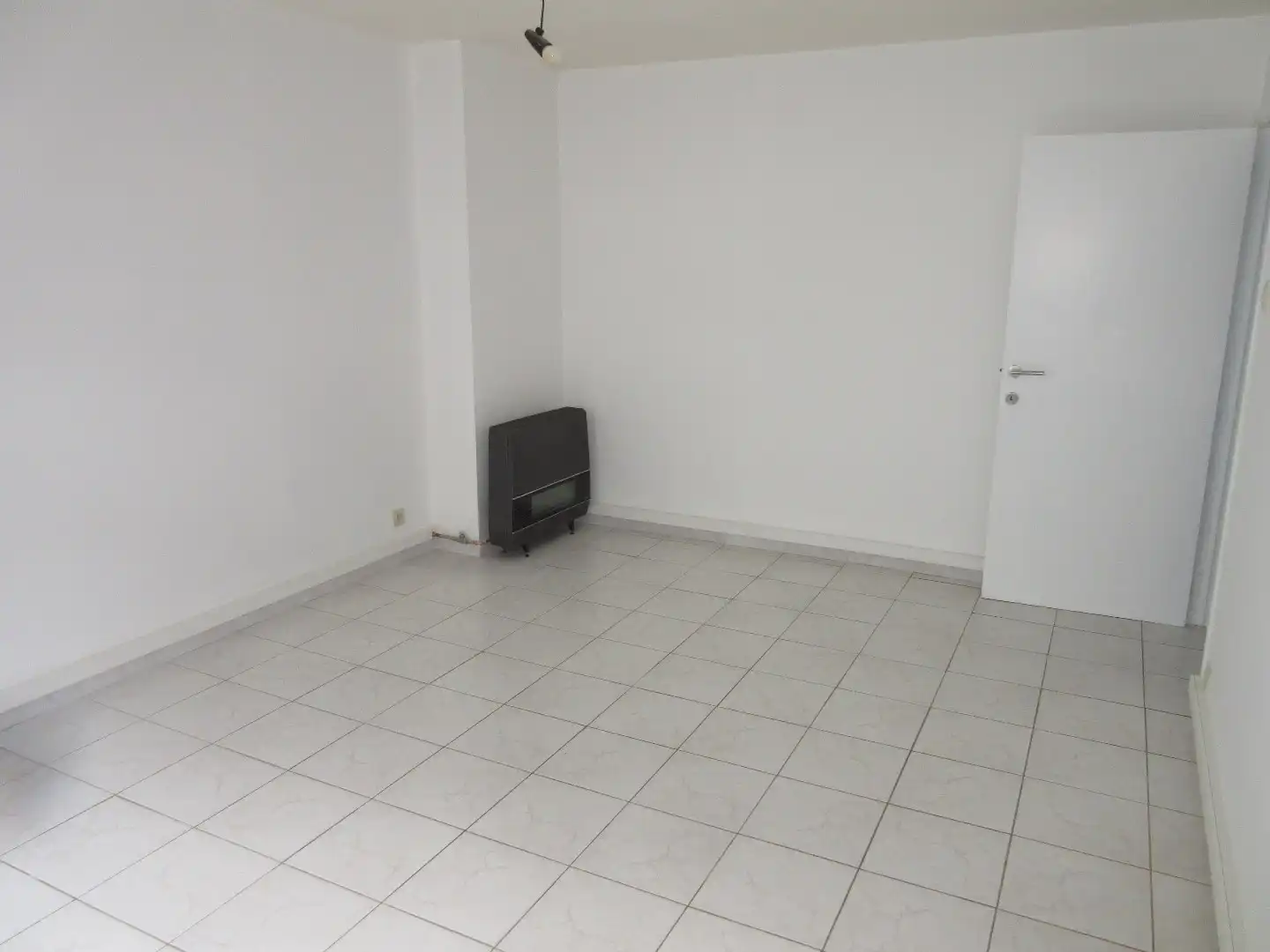 Volledig gerenoveerd 2 slaapkamer appartement met zonnige koer! foto 3