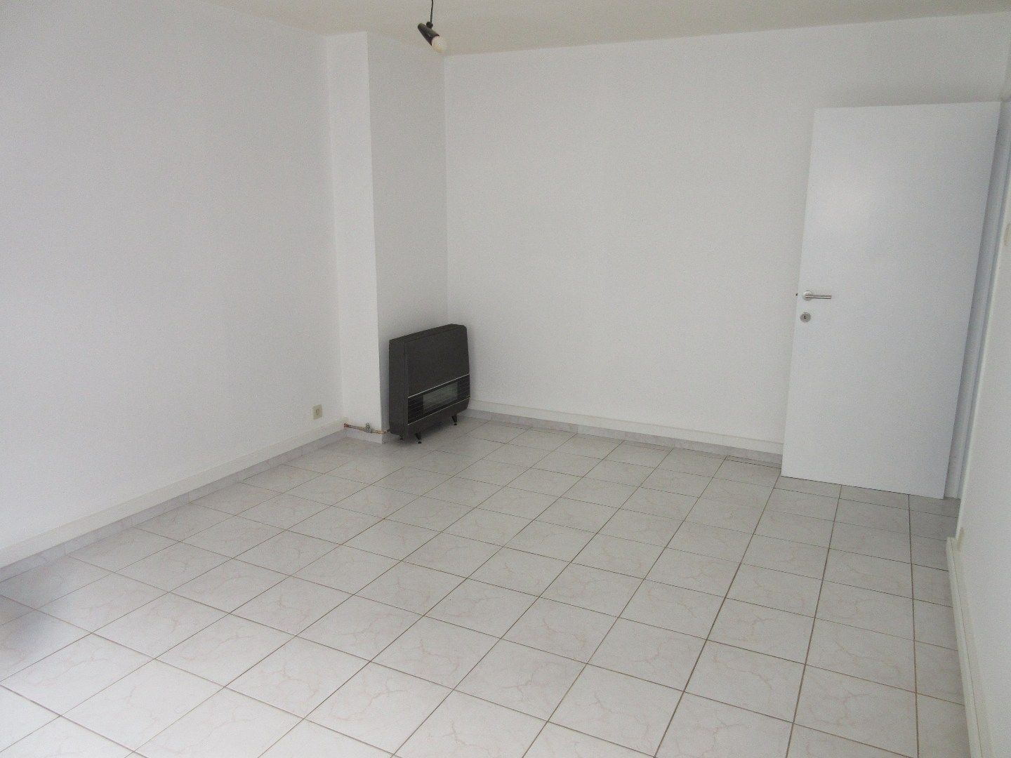 Volledig gerenoveerd 2 slaapkamer appartement met zonnige koer! foto 3