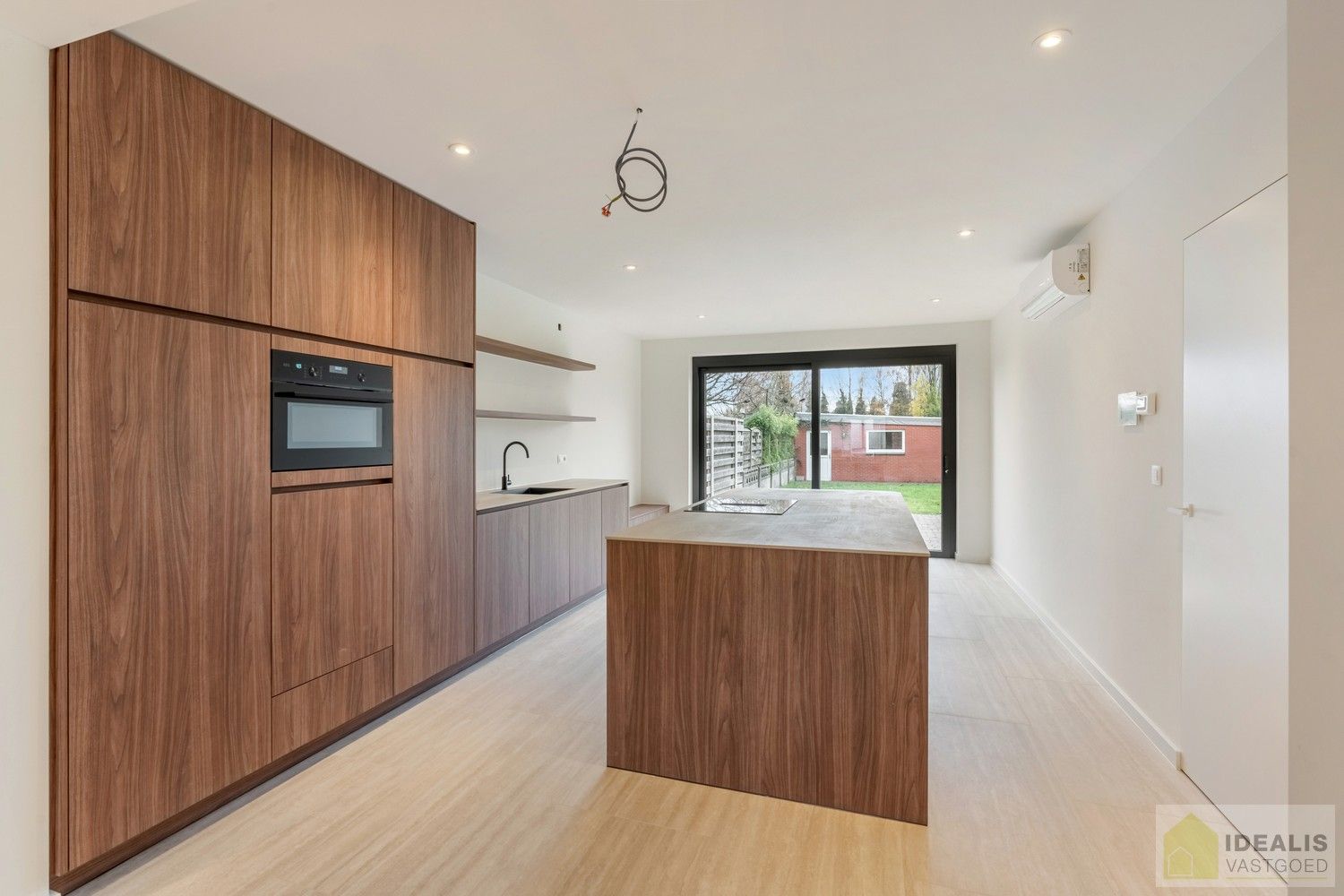 IDEALIS VASTGOED – Schitterend volledig vernieuwde woning (+- 220m²) met een heerlijke open leefruimte, 3 ruime slaapkamers, luxueuze badkamer, ruime wasplaats op een fijn zuid georiënteerd perceel! Dit heerlijke huis bevindt zich op een knap perceel van 8a 69ca in een heerlijk rustige en groene omgeving! - EEN MUST VISIT! - foto 3