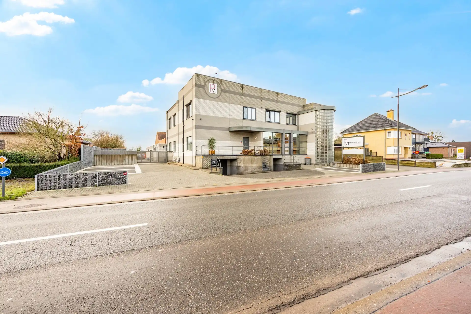 GEBOUW BESTAANDE UIT APP, 3 KANTOORVLOEREN & WERKPLAATS TE BILZEN. foto {{pictureIndex}}