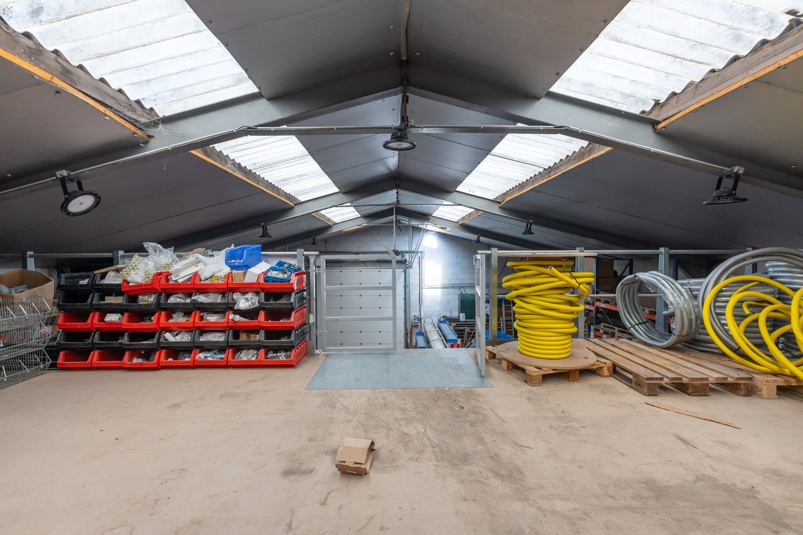 Grote eigendom met winkel, 2 appartement én prachtige loods foto 2