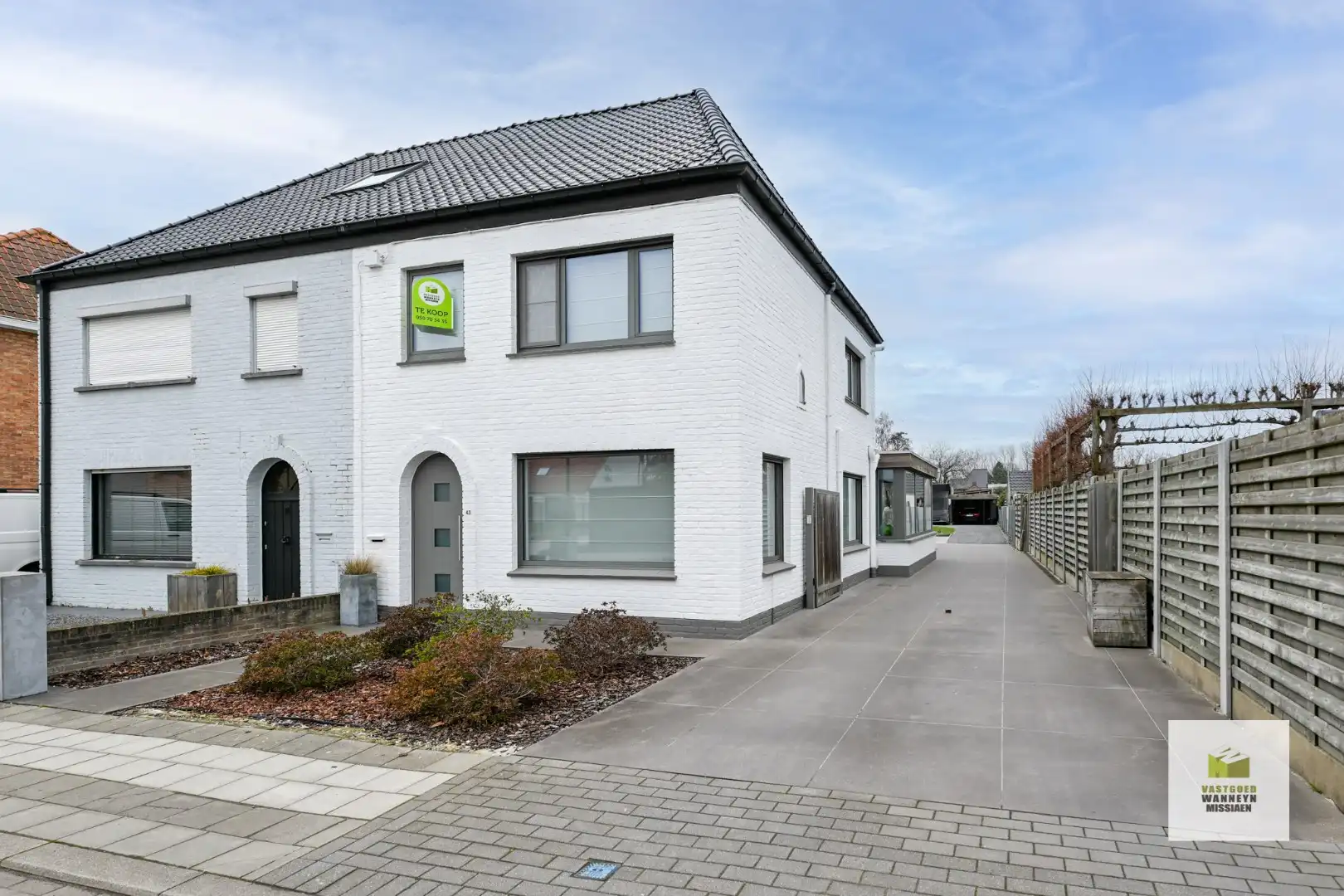 Rustig gelegen halfopen bebouwing, 594 m² opp met 3 slaapkamers foto {{pictureIndex}}