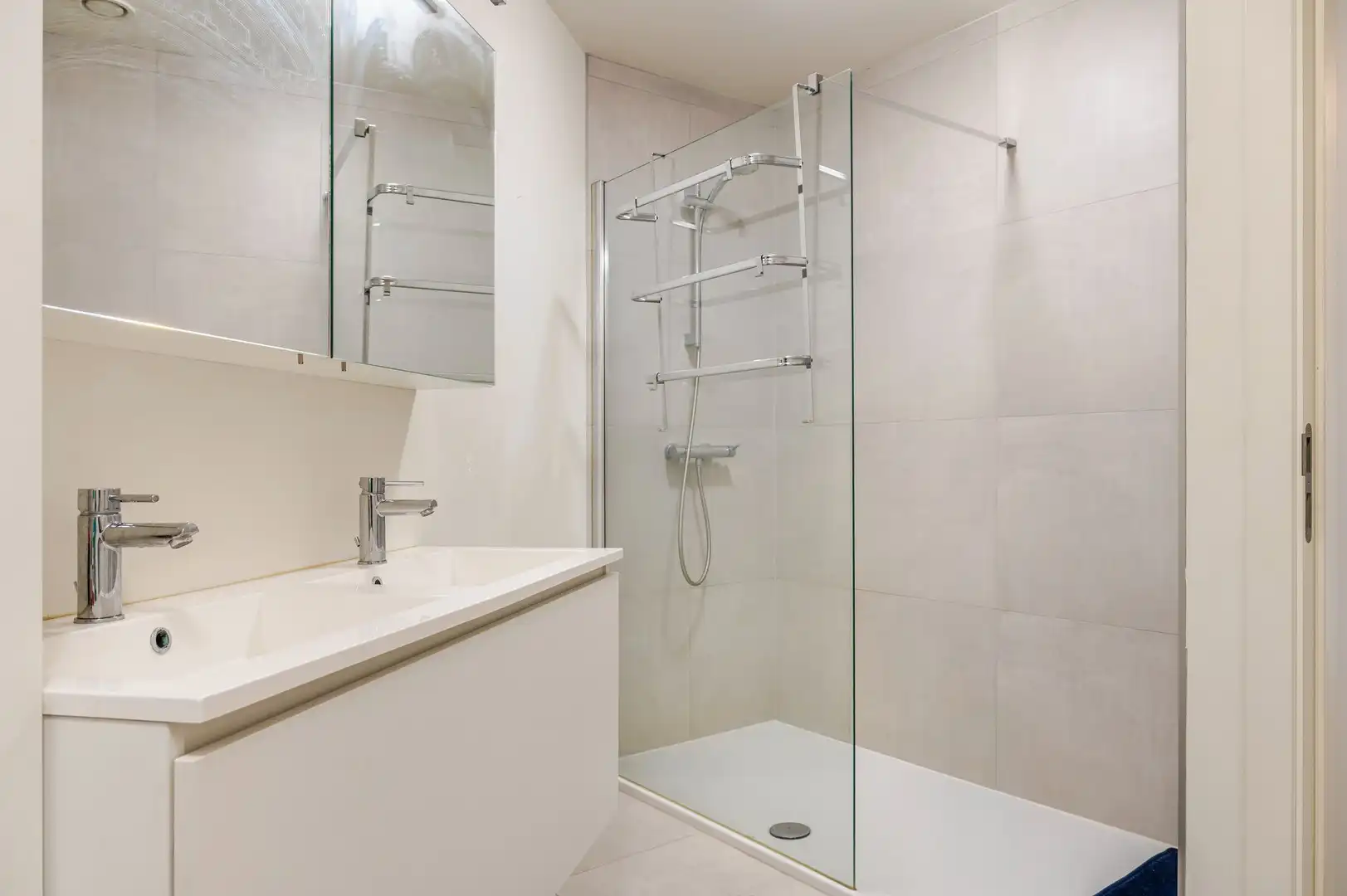 Modern 2 slaapkamer appartement met overdekte autostaanplaats foto 4