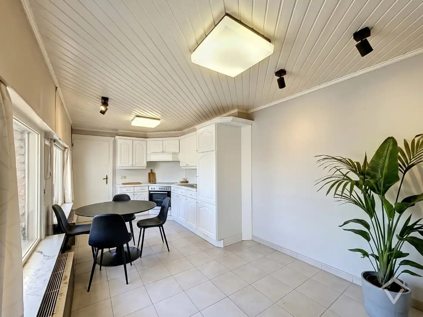 Woning met tal van mogelijkheden, 2 garages en ruim perceel van 735 m² nabij het centrum! foto 11