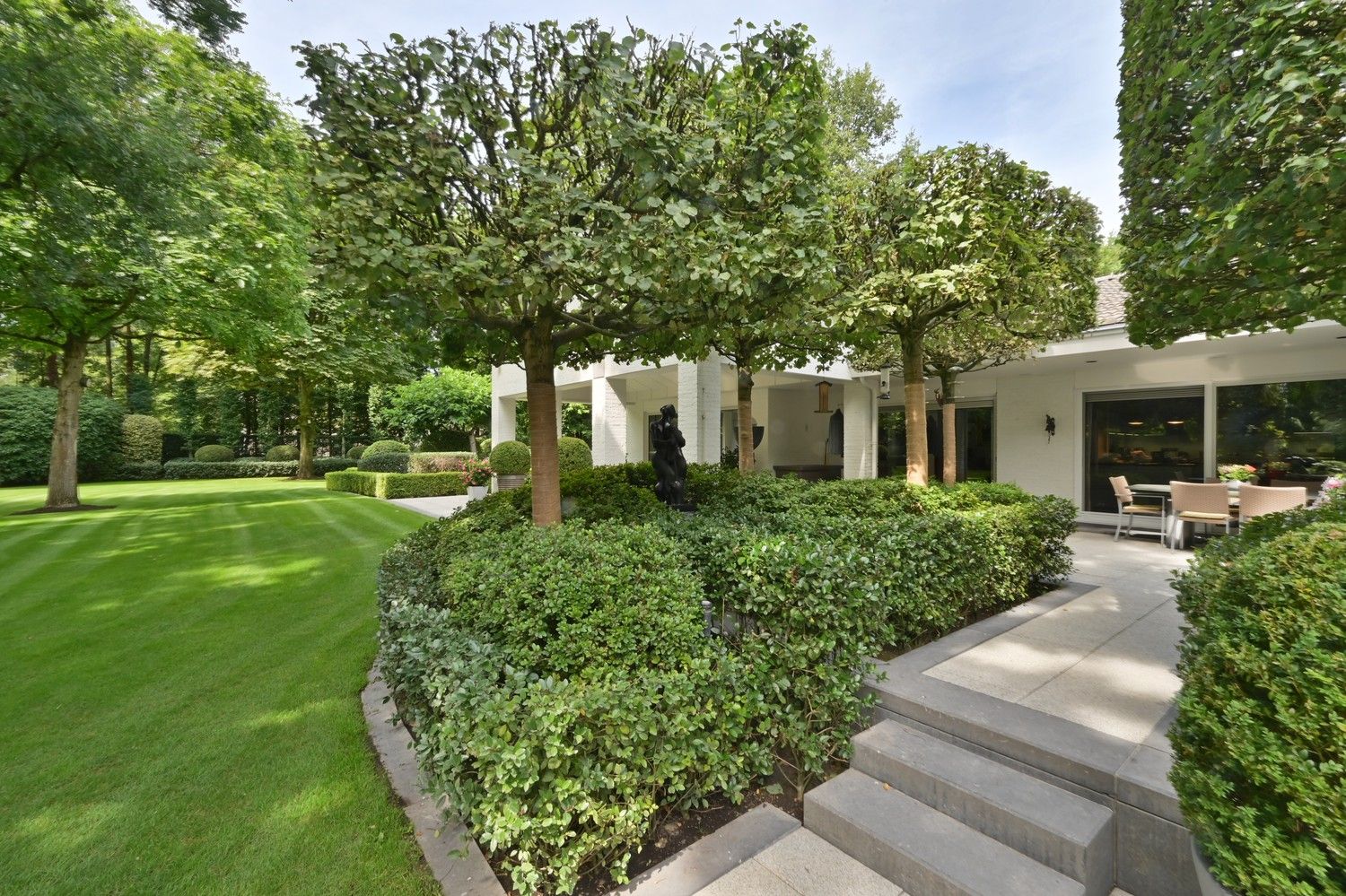 Exclusieve villa op 90a met binnenzwembad en majestueuze parktuin op toplocatie in Lanaken foto 3