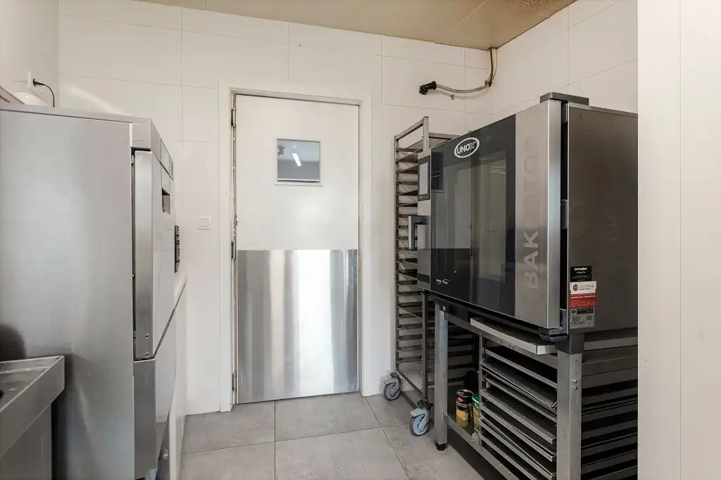 HOOGSTADE: Commercieel gelegen handelspand langs de baan N8 Veurne-Ieper, momenteel ingericht als broodjeszaak maar zeker ook andere mogelijkheden (verhuurd). foto 9