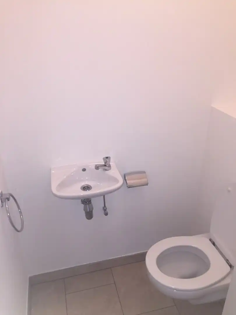 Gelijkvloers appartement met 2 slaapkamers, terras en ruime tuin te Hasselt. foto 12