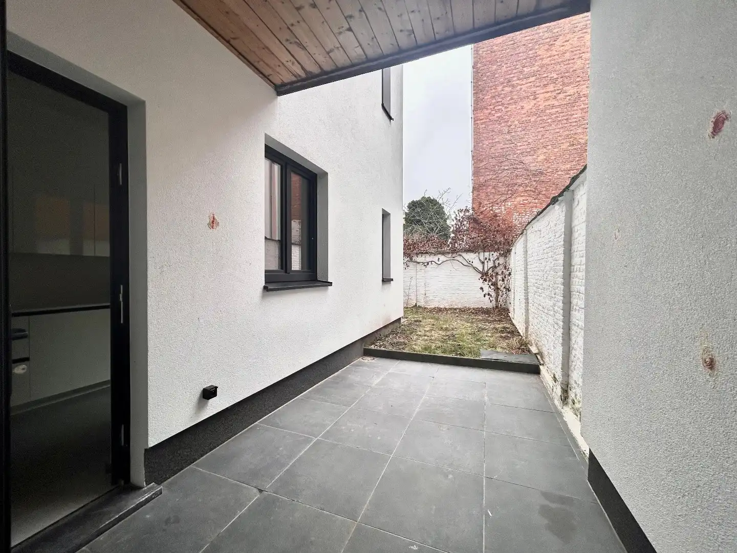 Gezellig gelijkvloers 2-slpk app met tuin. foto 16