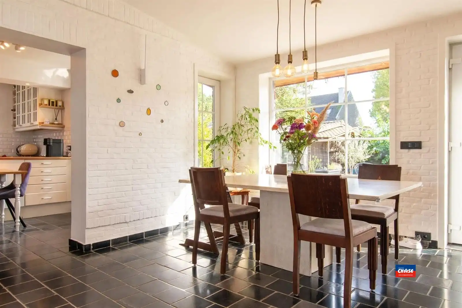 Ruime gezinswoning met drie slaapkamers, ruime tuin en oprit foto 9