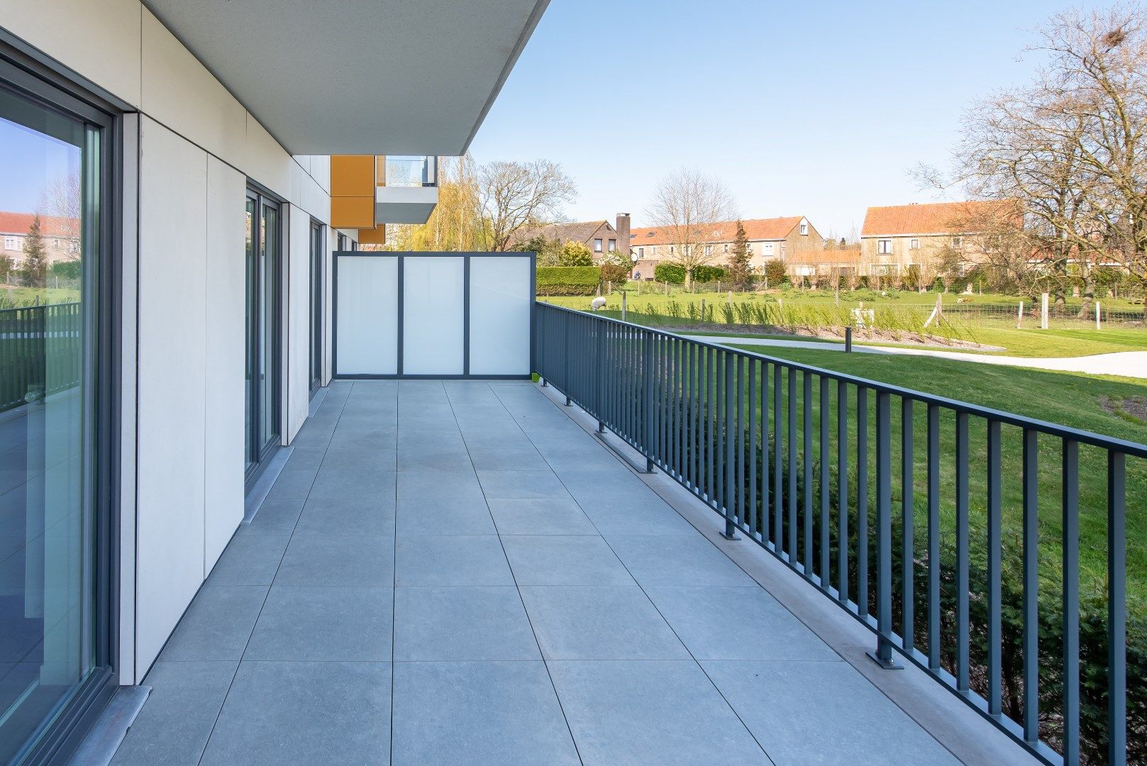 Nieuwbouw gelijkvloersappartement met 2 slaapkamers en 2 ruime terrassen. foto 3