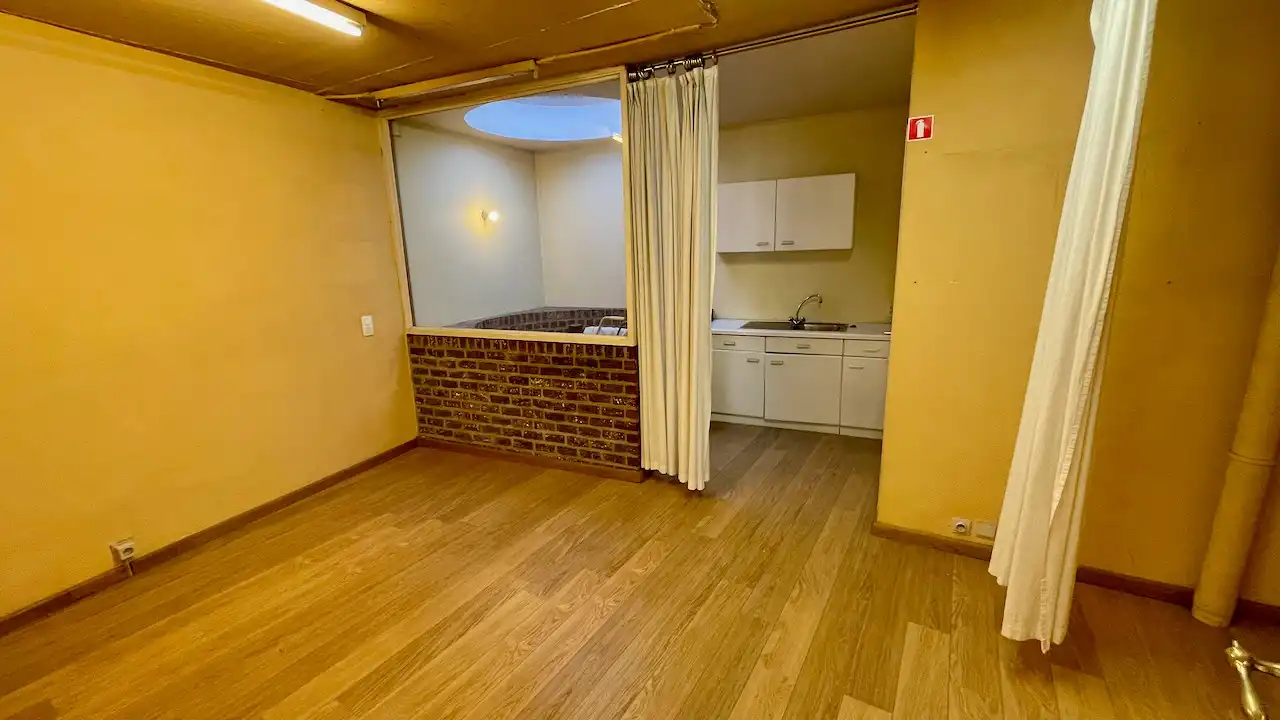 HANDELSPAND MET RUIME KELDER GELEGEN IN DE DRUKSTE WINKELSTRAAT VAN SINT-TRUIDEN foto 9