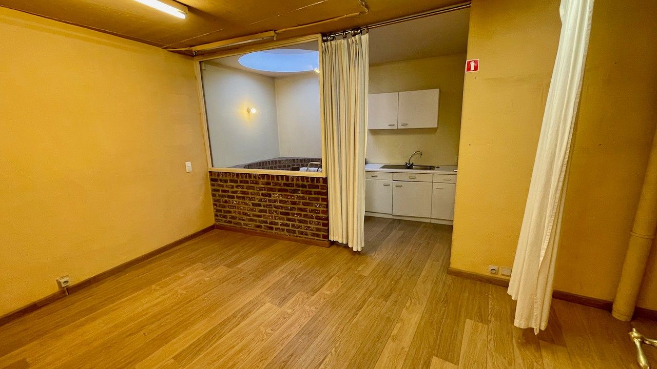 HANDELSPAND MET RUIME KELDER GELEGEN IN DE DRUKSTE WINKELSTRAAT VAN SINT-TRUIDEN foto 9