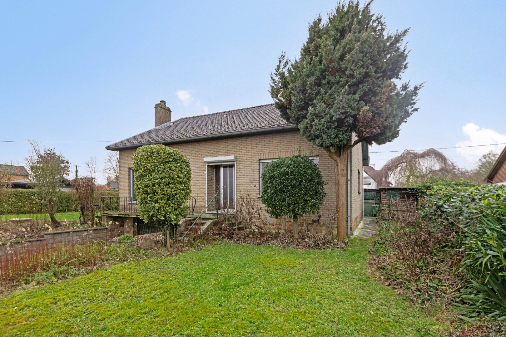 Ruime woning met 5 slaapkamers + inrit aan achterzijde foto 3