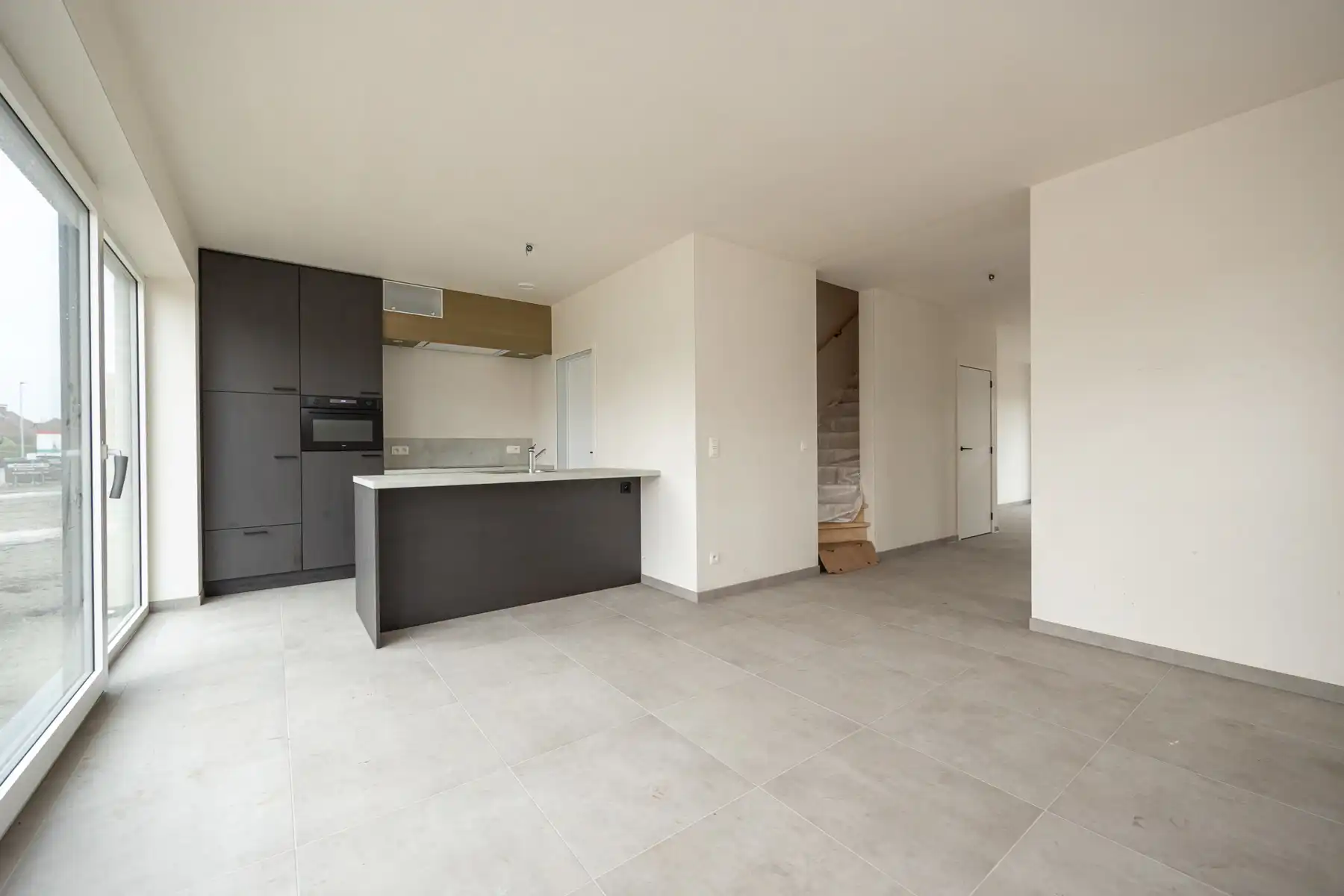 Halfopen woning met 3 slaapkamers en carport/fietsenberging op perceel van ca 320m² foto 6