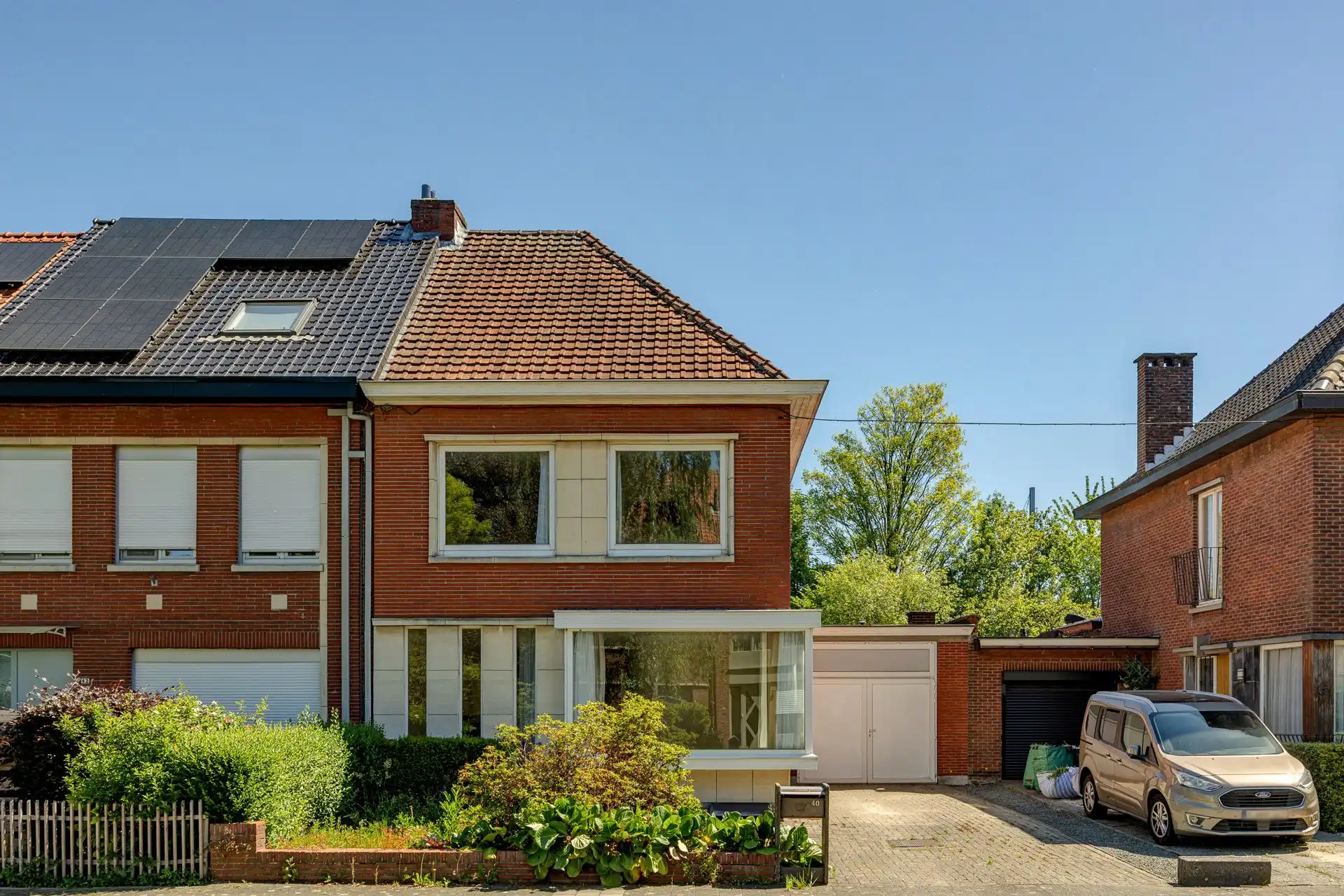 Ruime halfopen bebouwing met garage en zonnige tuin foto 30