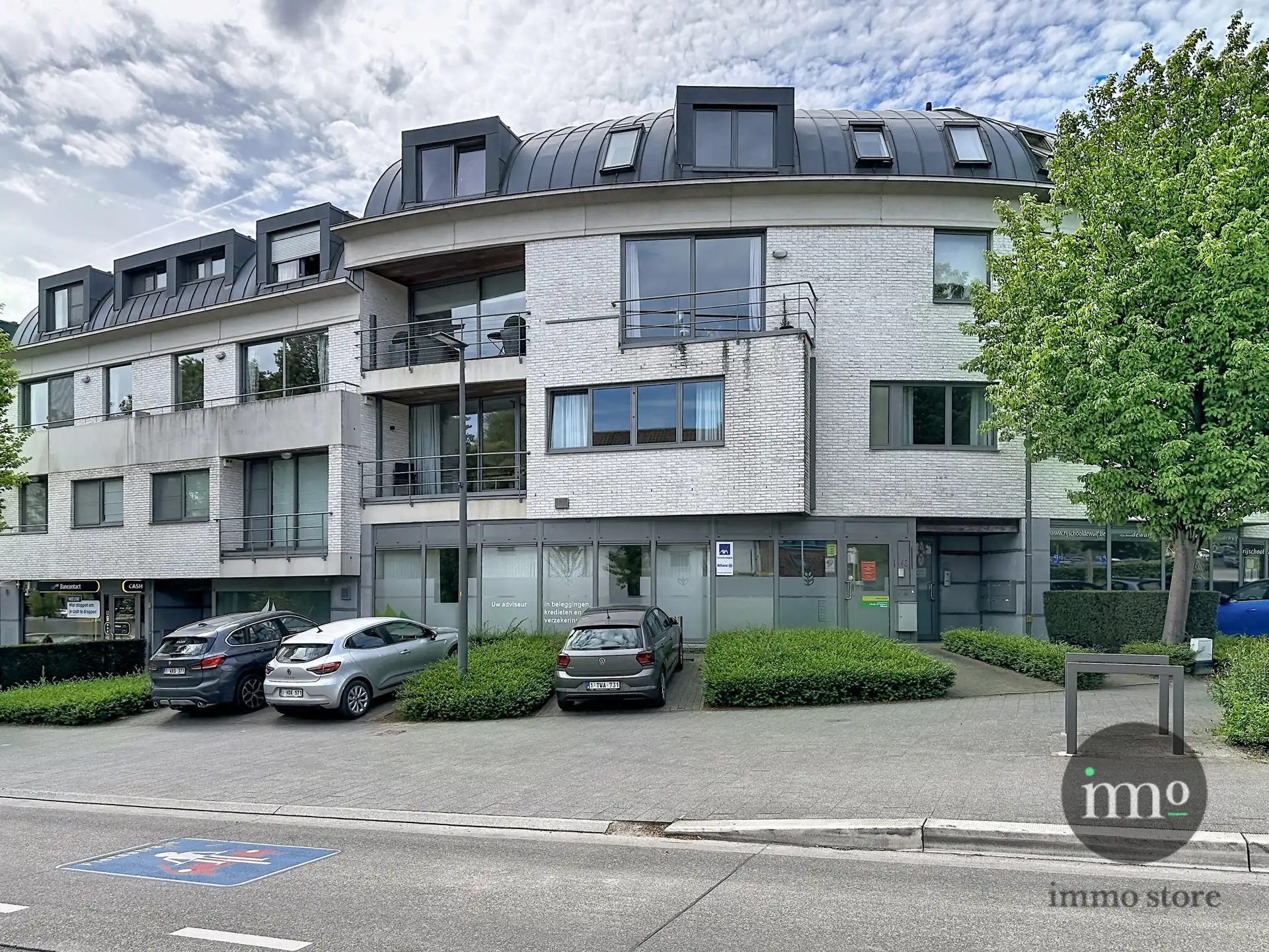 Commercieel gelijkvloerscentrum Dilbeek - 120m² - 3 autostaanplaatsen foto {{pictureIndex}}
