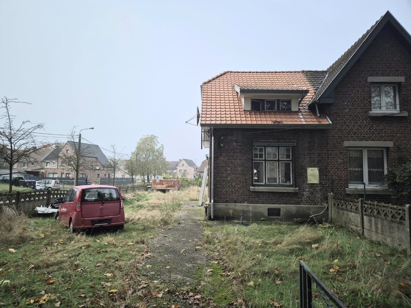 Hoofdfoto van de publicatie: Karaktervolle tuinwijkwoning te koop in Genk: Maak uw droomproject waar!