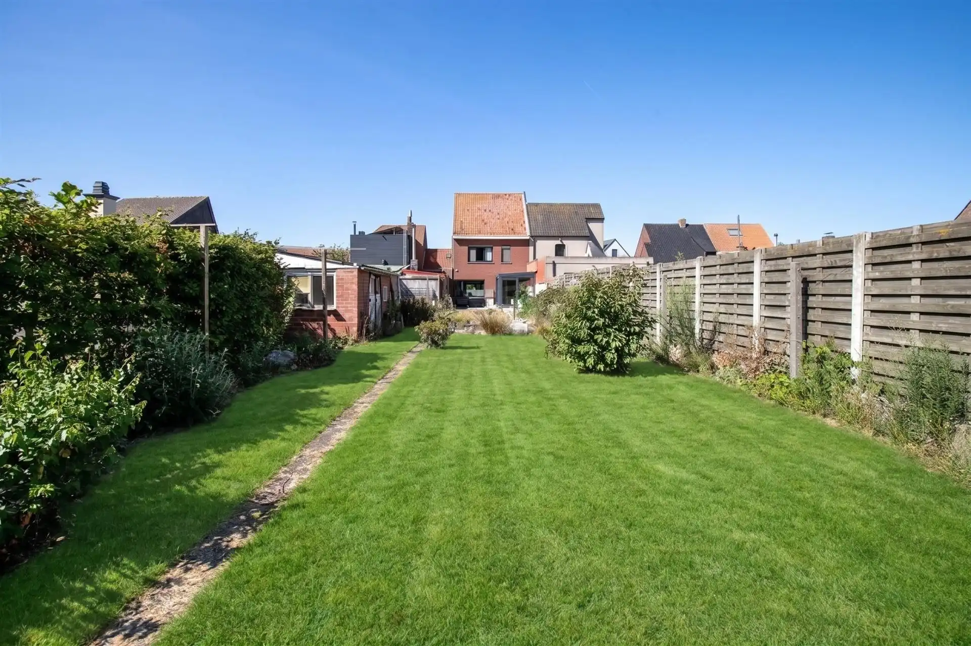 Rustig gelegen gezinswoning met oprit, garage en ruime, zongerichte tuin. foto 13