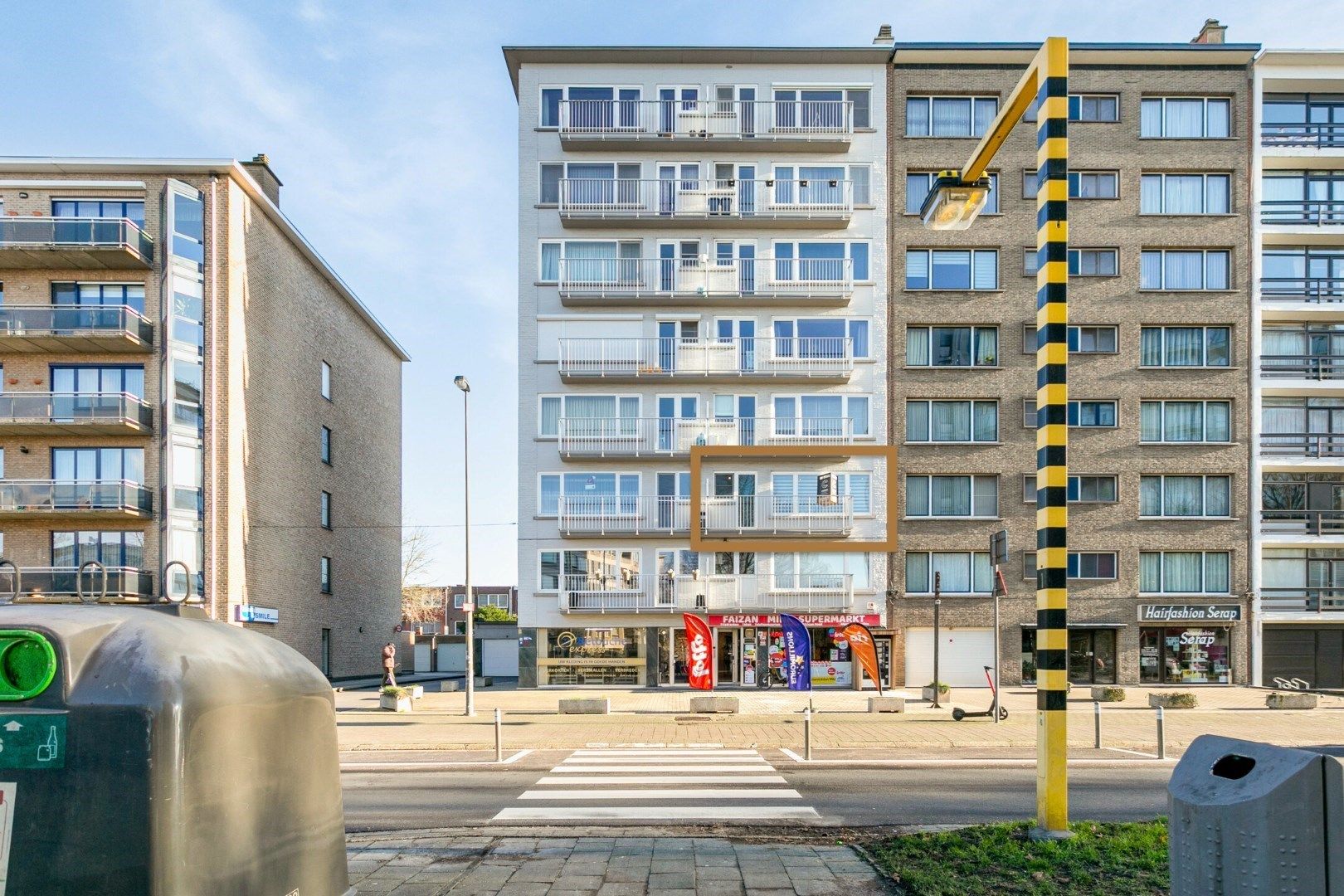 Geheel gerenoveerd appartement met 2 slpk's + dressing (bew. opp. van ca. 108 m²), 2 kelders, autostaanplaats  op een centrale locatie te Merksem! foto 1