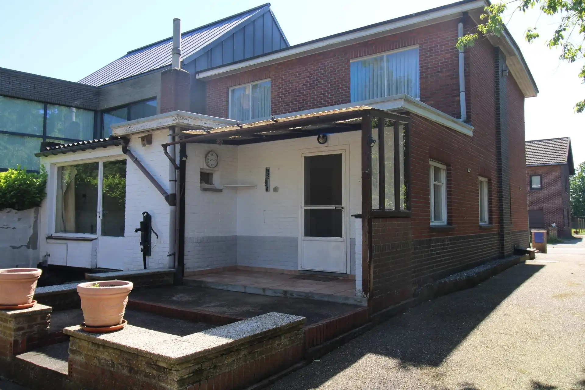 Te renoveren woning met 3 slaapkamers, garage en tuin in Maasmechelen! foto 13
