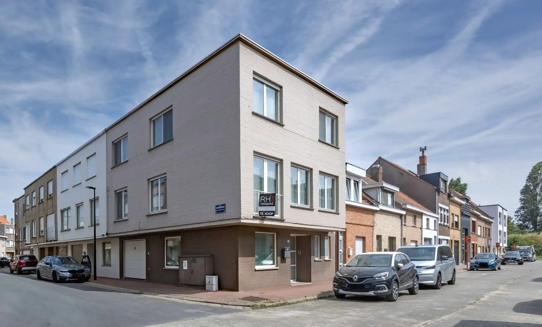 Instapklare, lichtrijke bel-etage woning met ruime garage en terras op centrale ligging foto {{pictureIndex}}