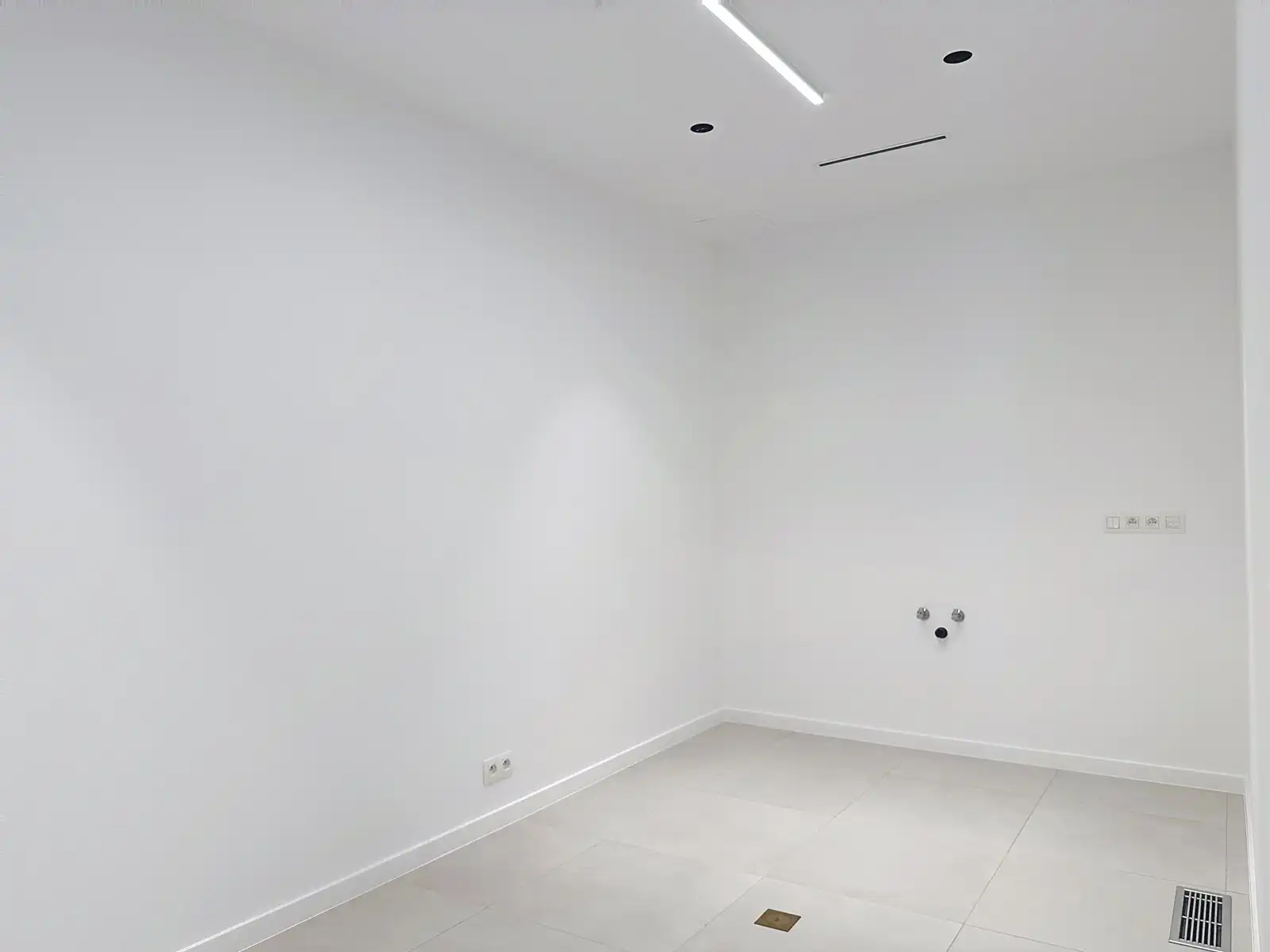Praktijkruimte / commercieel gelijkvloers met veel passage foto 12