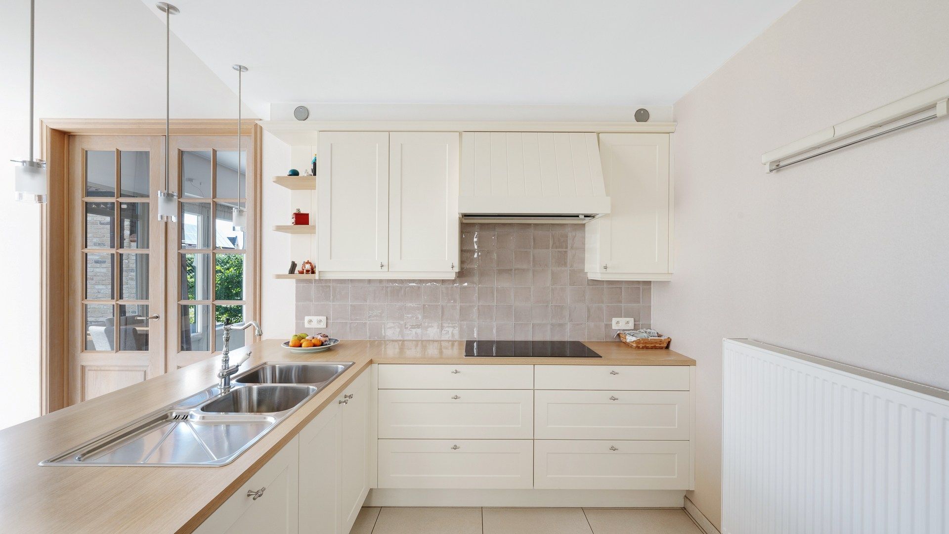 Bijzonder groot en goed onderhouden halfopen villa foto 11