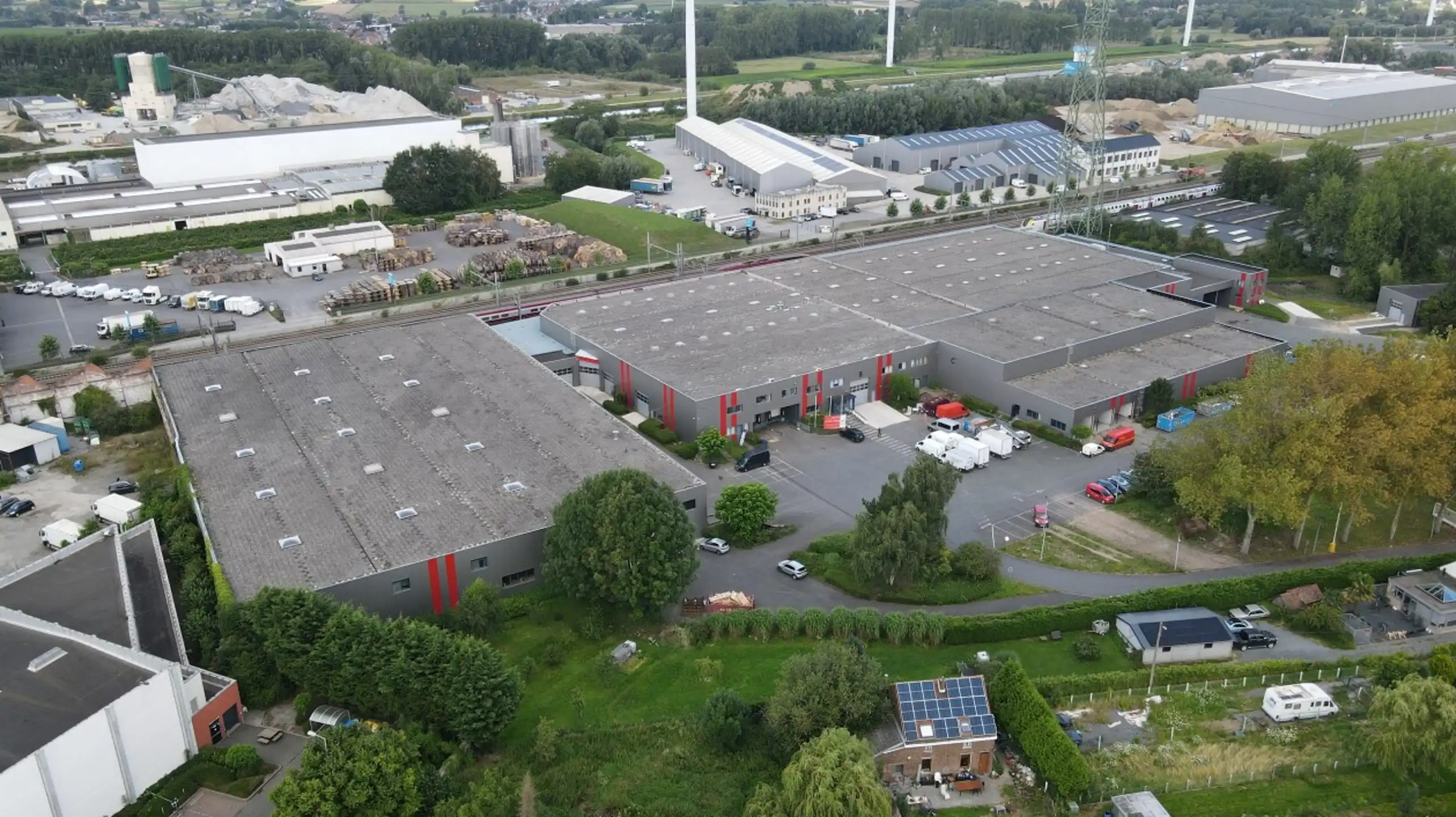 Logistieke ruimte met laadkades te huur foto 2