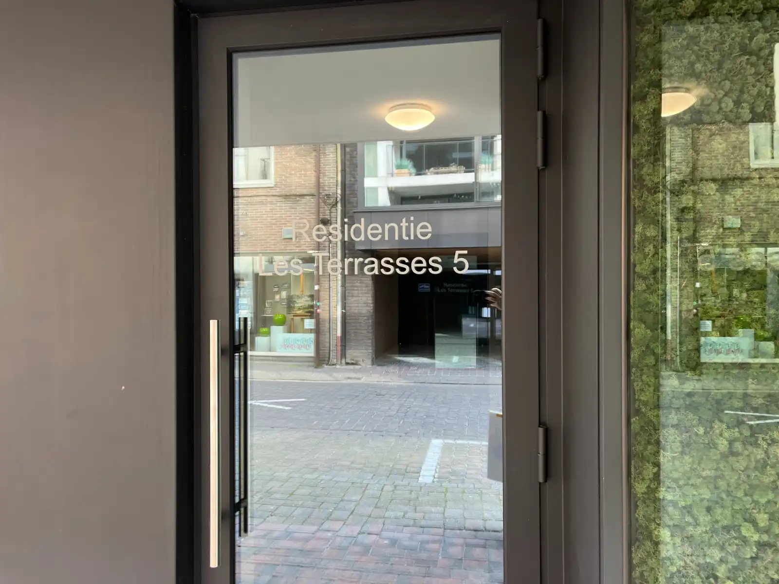 Gezellig en lichtrijk appartement met 2 slaapkamers, terras en staanplaats in hartje Waregem foto 2