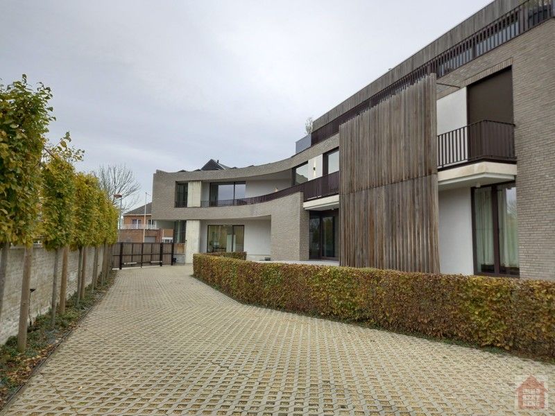 Lichtrijk appartement met groot terras en dubbele garagebox foto 28