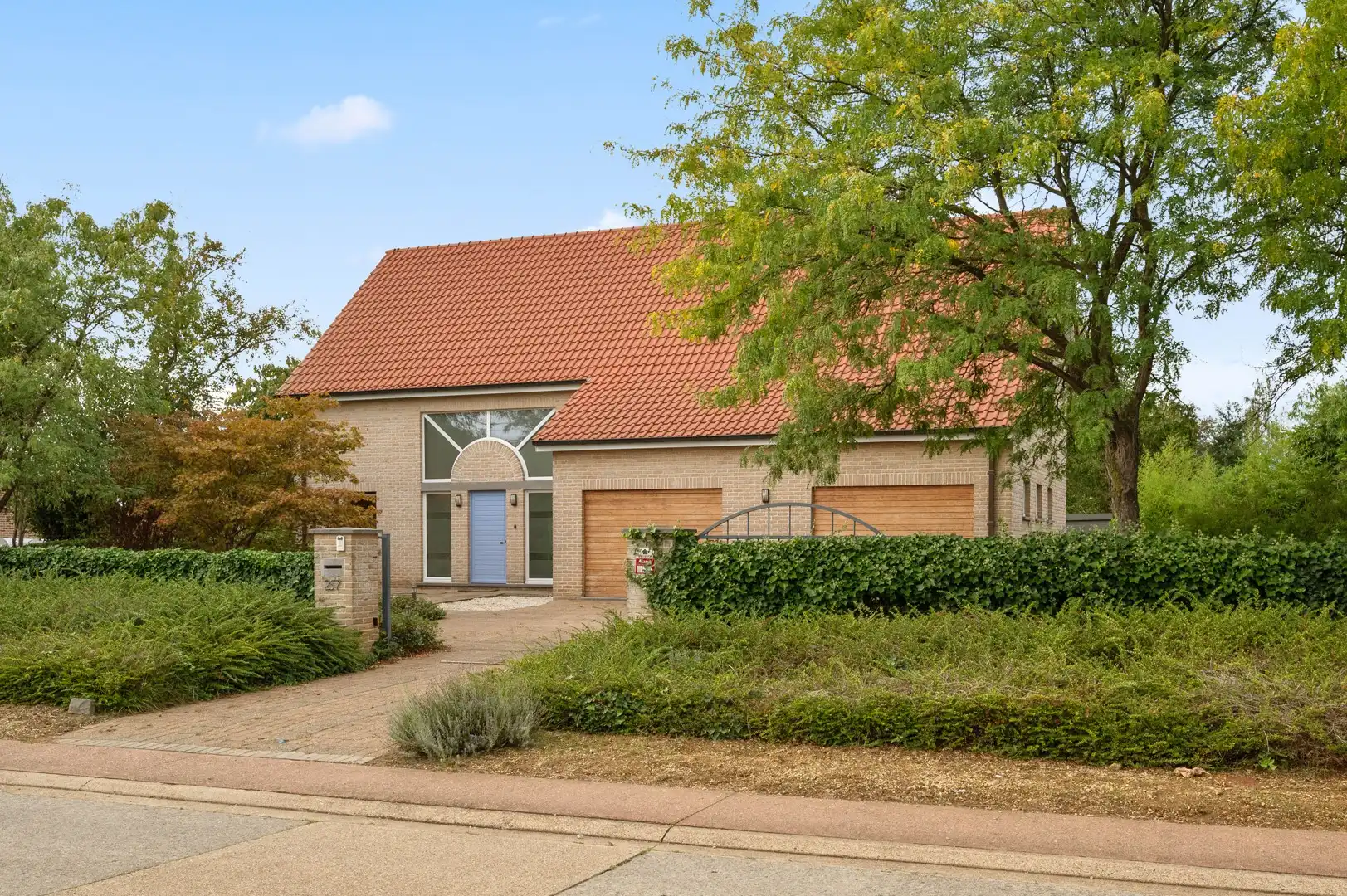 Ruime gezinswoning op een prachtig perceel van ruim 43 are met zwemvijver foto {{pictureIndex}}