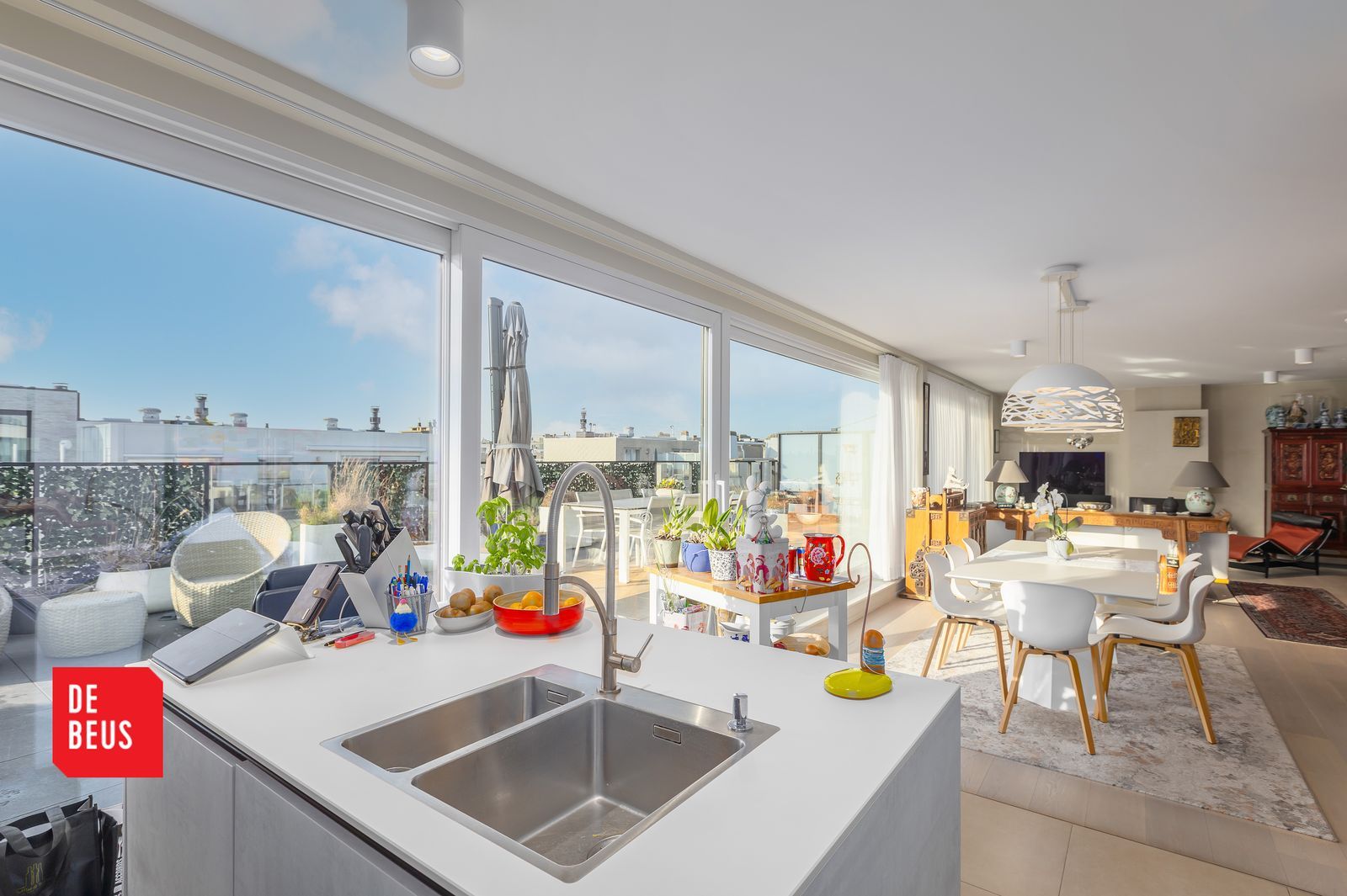 Exclusief penthouse appartement met 3 slpk en zonovergoten terrassen op een zucht van de zee foto {{pictureIndex}}