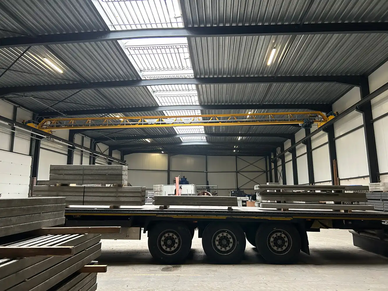 BEDRIJGSPANDEN MET KANTOREN EN MACHINES EN ROLLEND MATERIEEL foto 9