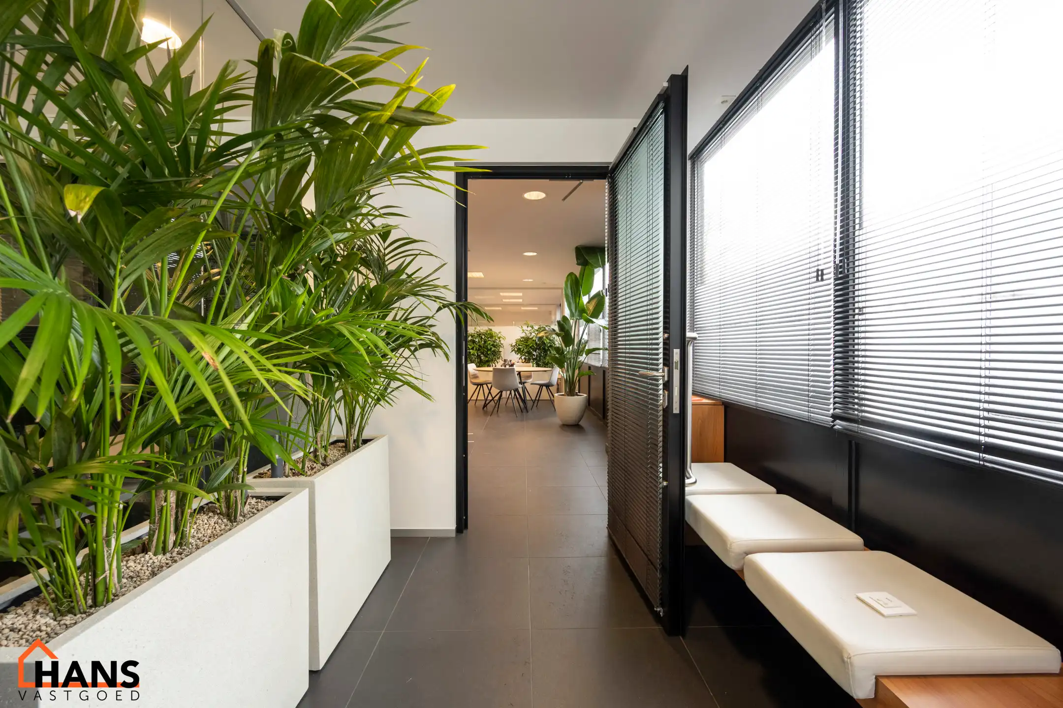 Ruim en praktisch ingedeeld kantoor met diverse mogelijkheden foto {{pictureIndex}}