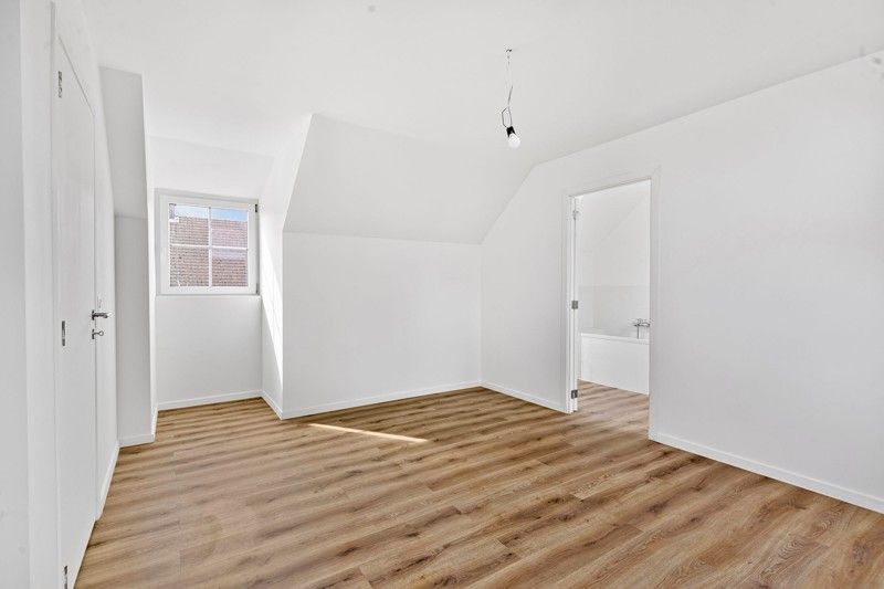 Volledig gerenoveerde woning met 3 slaapkamers, tuin, terras en parkeerplaats TE KOOP in Beveren-Leie! foto 17