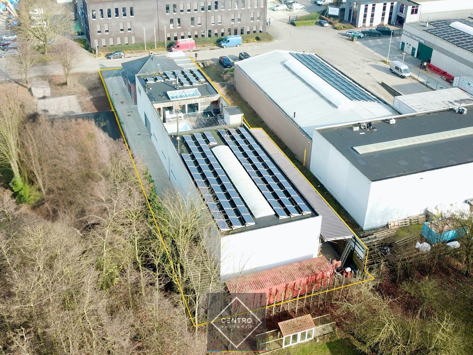 Prachtig BEDRIJFSPAND, bestaande uit MAGAZIJN (576m2 + tussenverdieping), BURELEN en instapklare, alleenstaande WONING. Op ambachtelijke zone te Aalter. foto {{pictureIndex}}