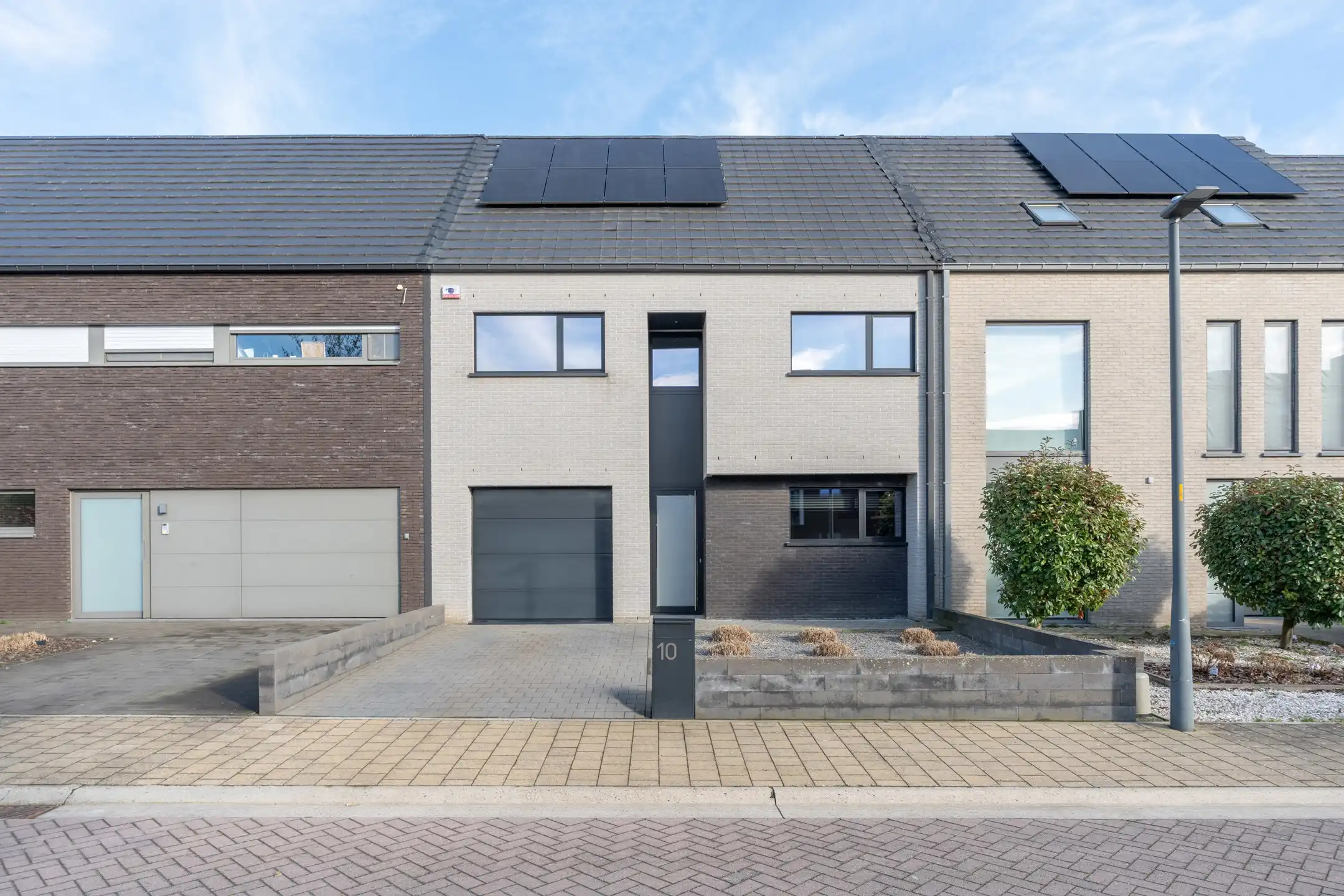 Ruime moderne woning met garage en tuin nabij het centrum van Turnhout. foto {{pictureIndex}}