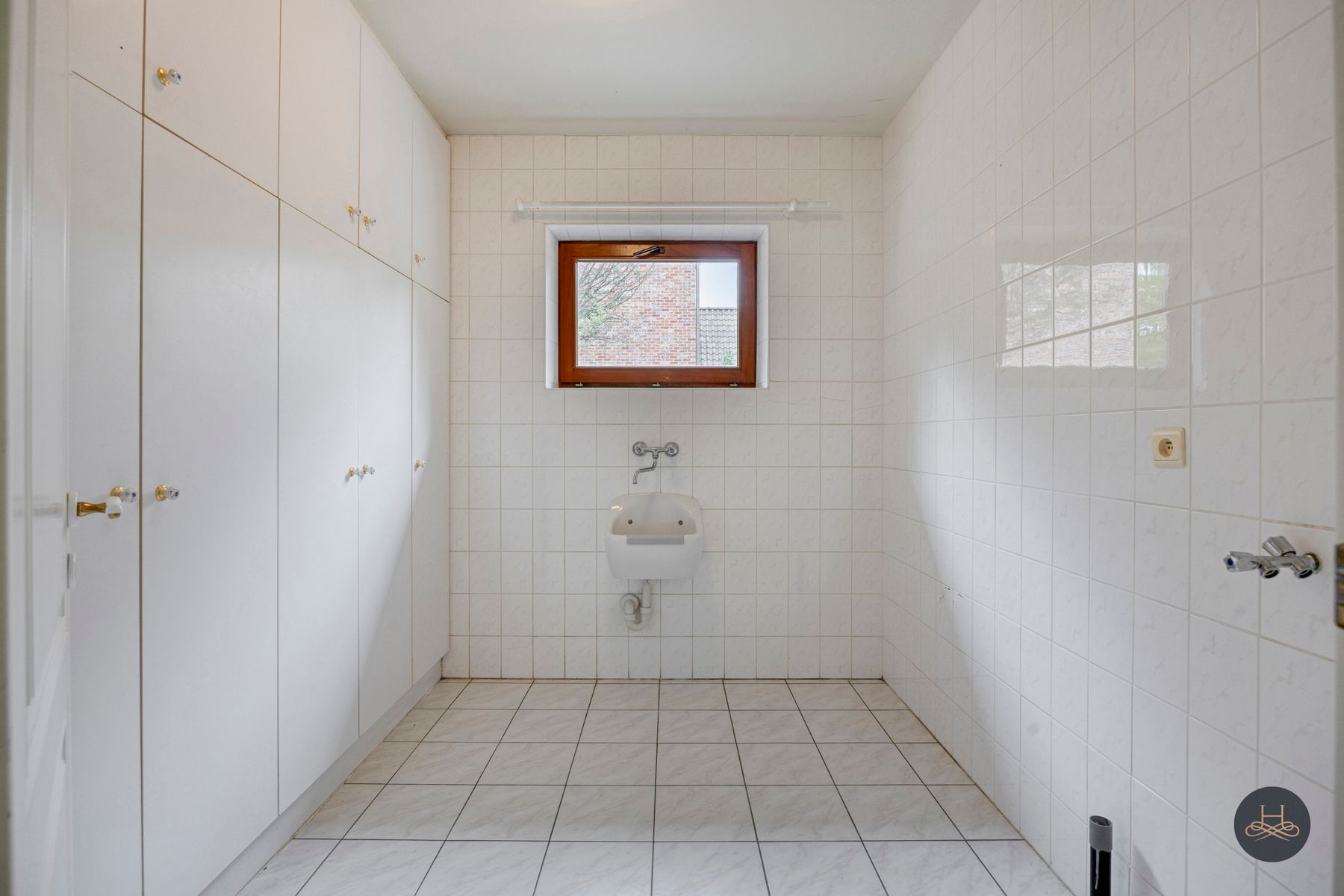 Ruime woonst met achterliggende loods - aandelenoverdracht foto 17