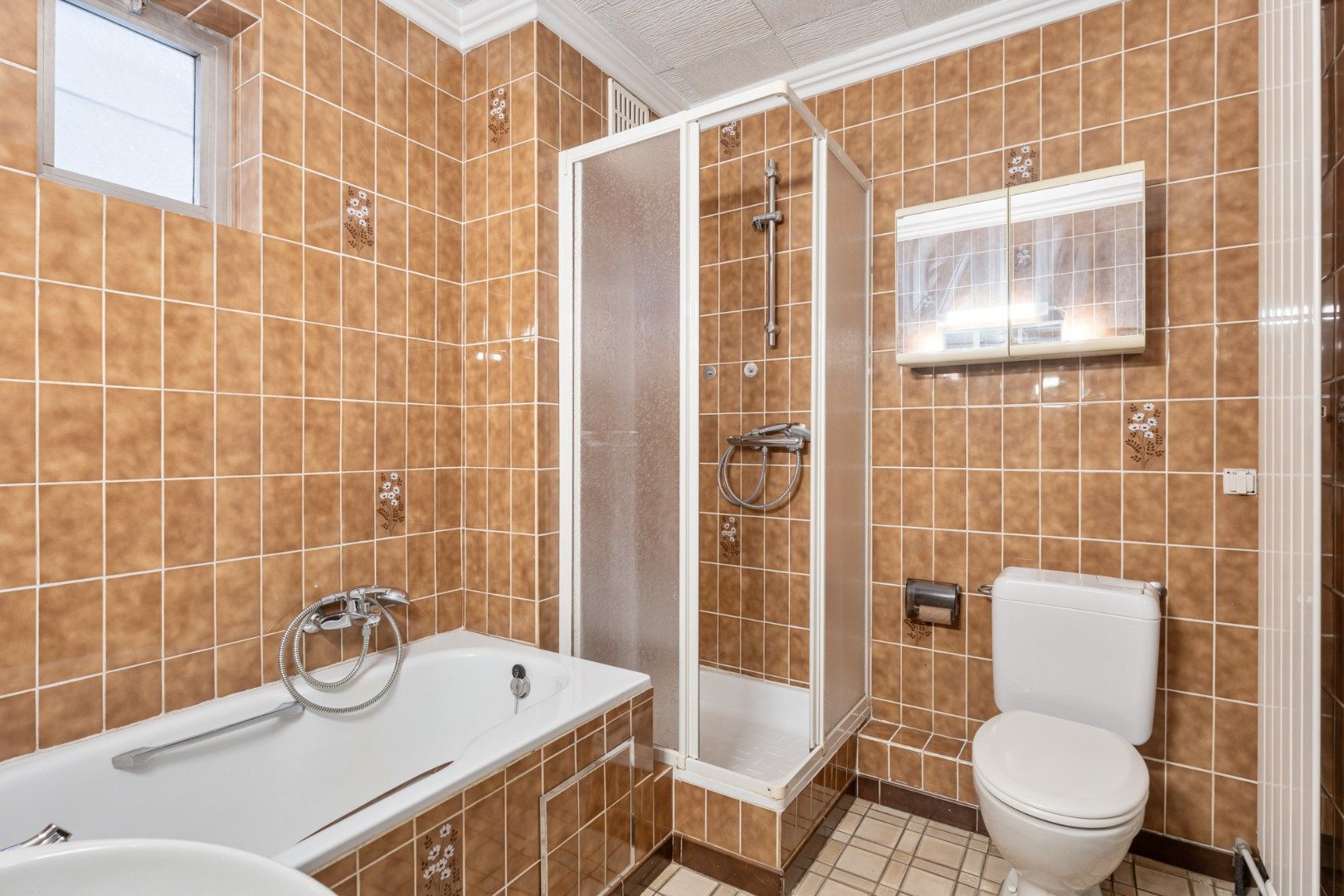 Centraal gelegen gebouw bestaande uit een handelspand op het gelijkvloers en een bovenliggend duplex-appartement! foto 20