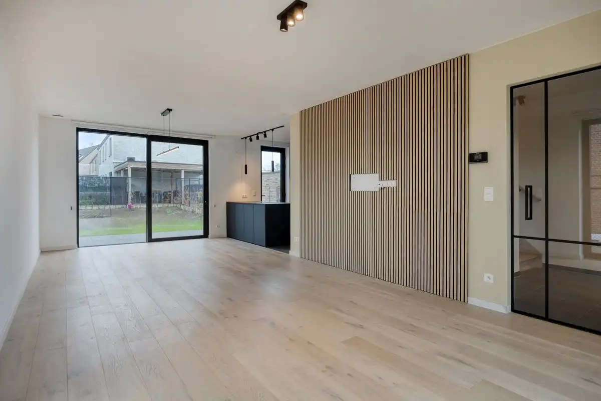 Recente halfopen bebouwing met 3 slaapkamers en carport foto 4