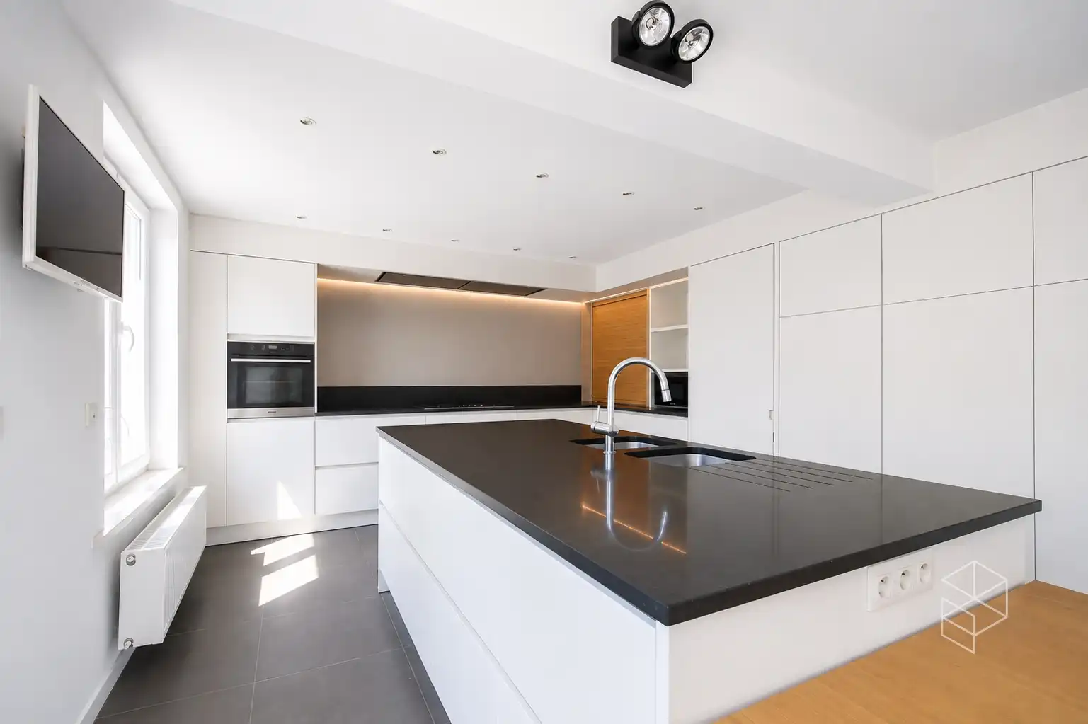GROTE (254m²) instapklare gezinswoning met 4 slaapkamers, zwembad en poolhouse foto 11