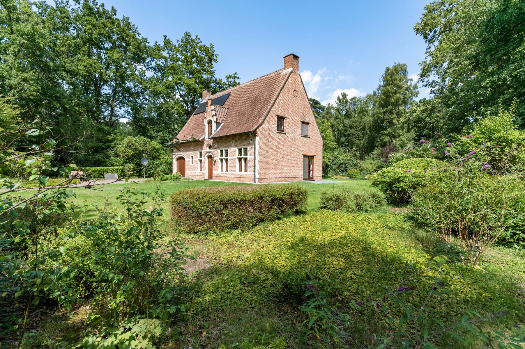 Goed onderhouden villa met prachtige tuin op ca. 3.136 m2. foto 2