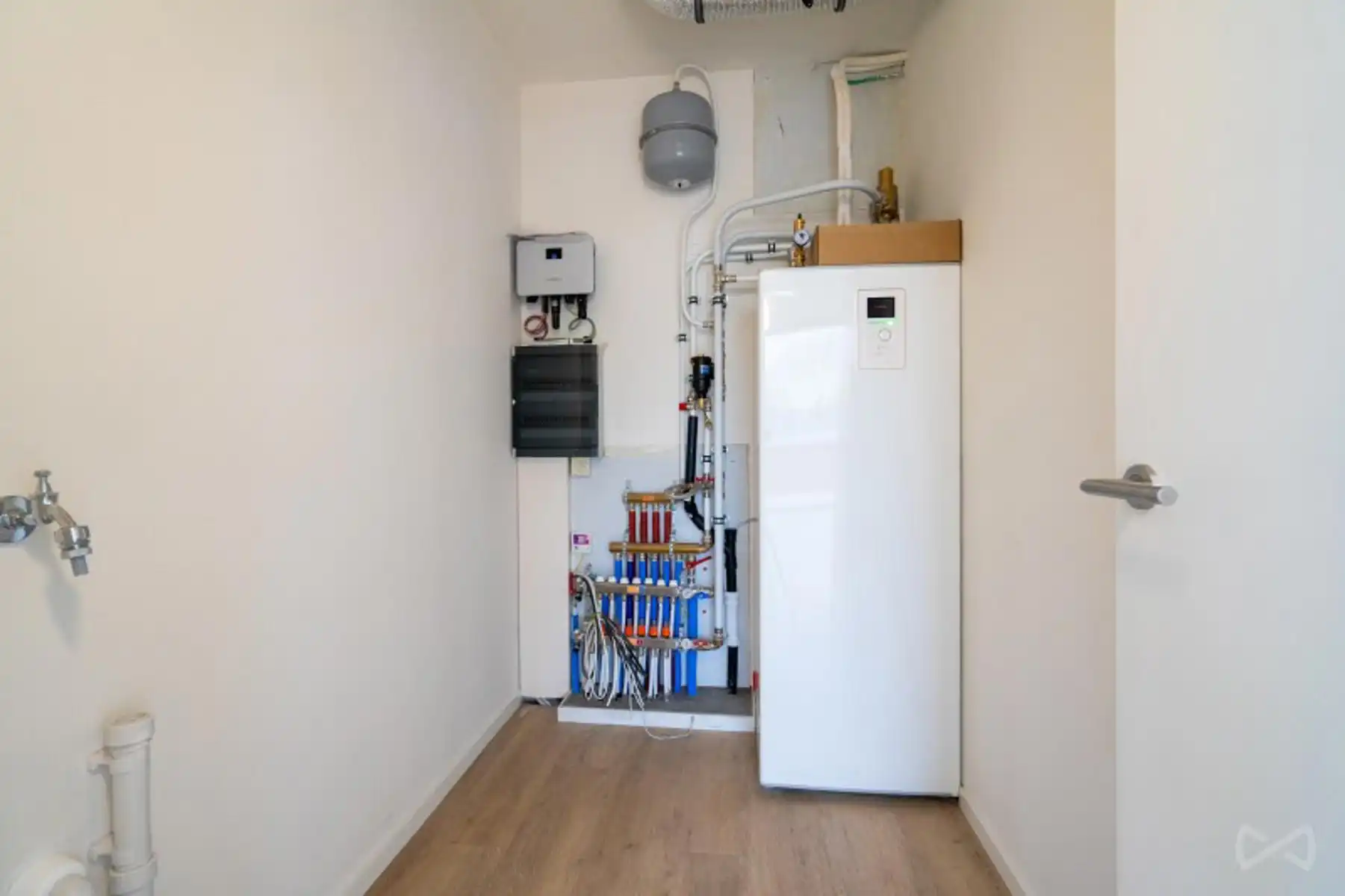 Nieuwbouw met terras en staanplaats  foto 9