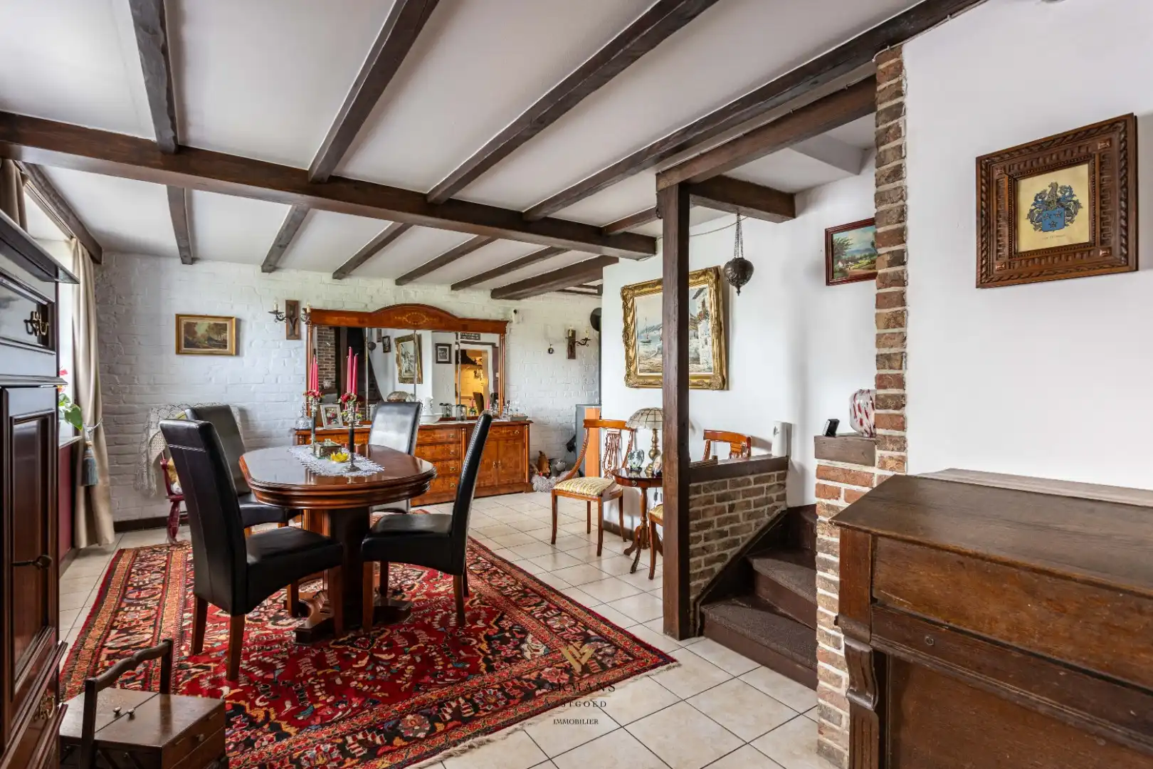 Ruime alleenstaande woning met garage in heuvelachtige omgeving foto 14