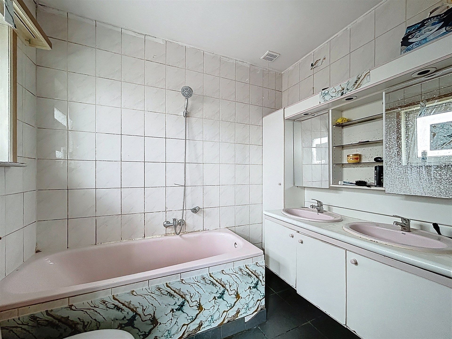 Handelspand met woongelegenheid + 2 appartementen op toplocatie. foto 30