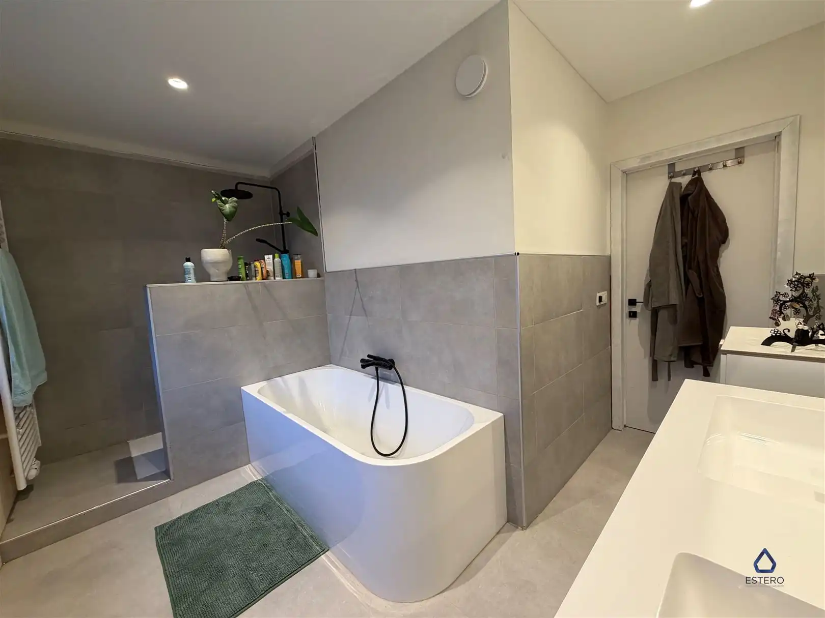 Gerenoveerde gezinswoning met 3 slaapkamers te Zwijnaarde foto 15